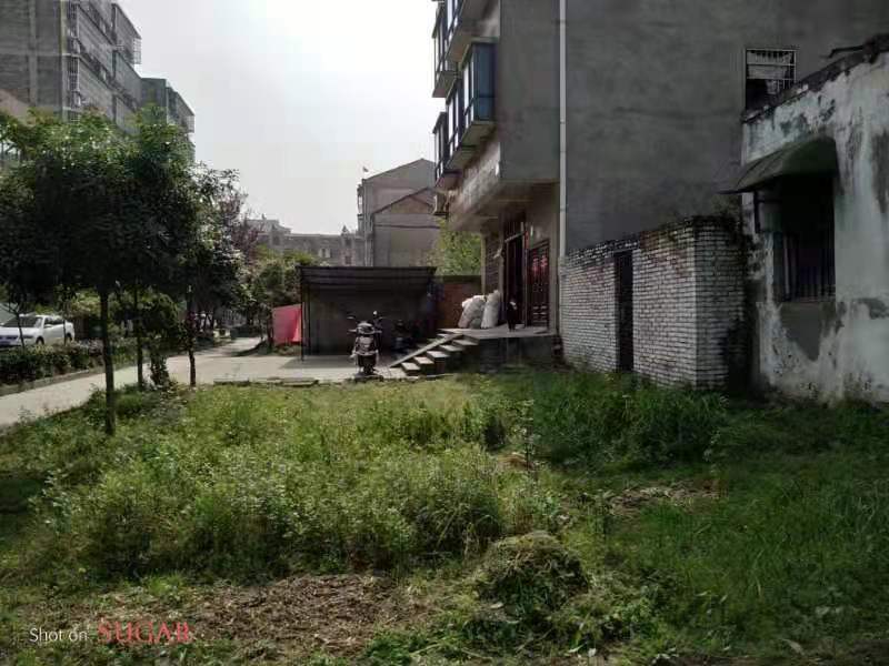 春江花園附近私房地皮便宜賣(mài)該地緊鄰江邊帶狀公園和幼兒園，距離市武商仙桃購(gòu)物中不遠(yuǎn)。后面可停兩部小車(chē)