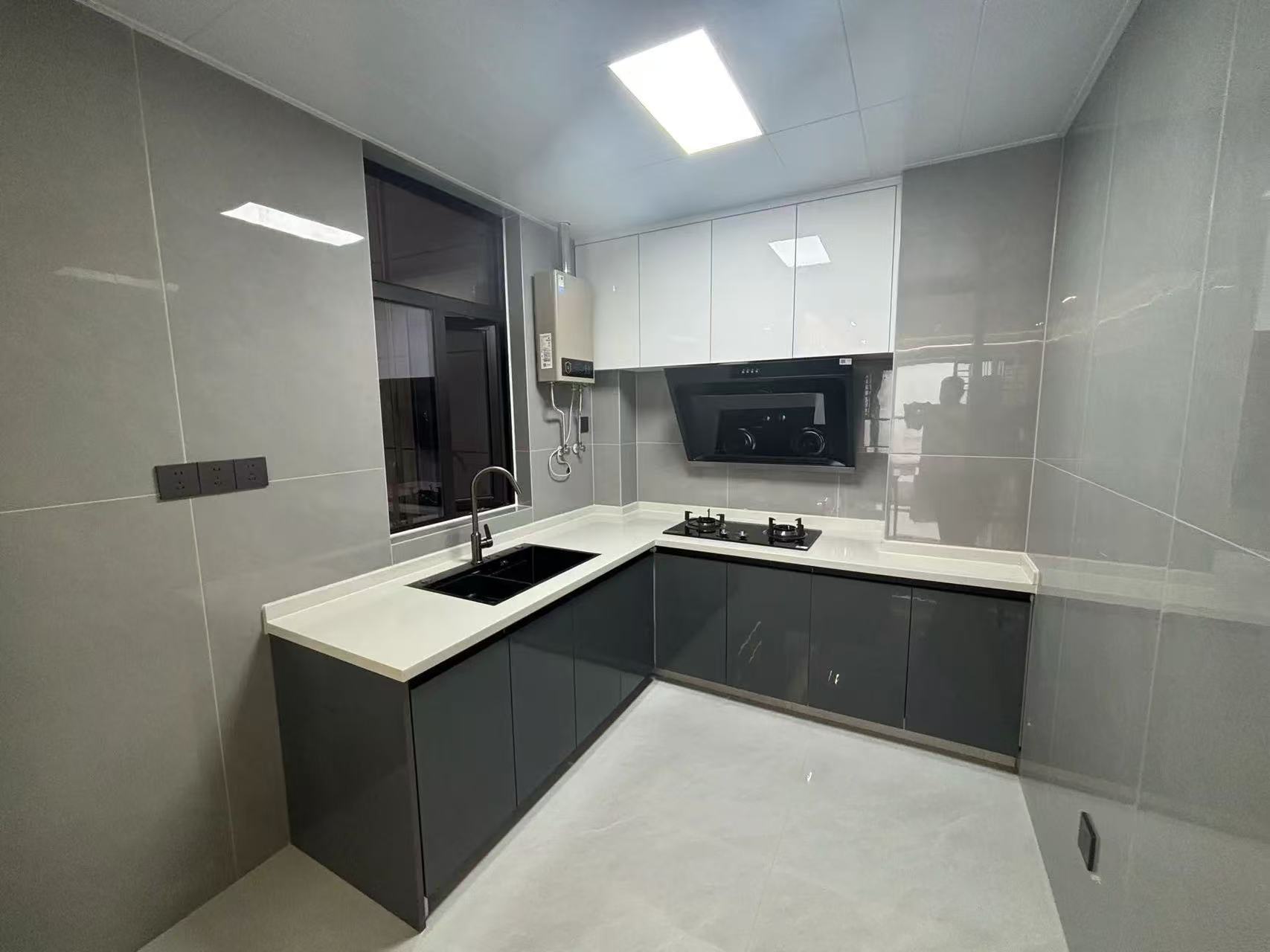 御湖世家3室2厅2卫全新精装修全屋中央空调已装好拎包即住！优价出售