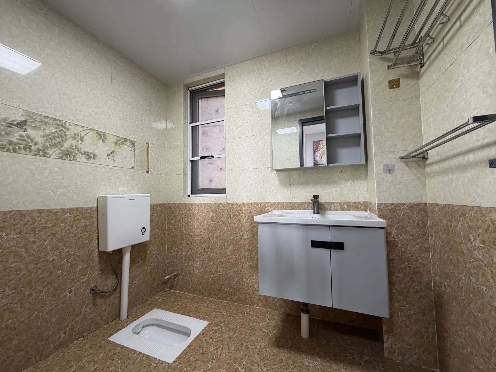 城东品质小区，公园世家，电梯19楼，东边户，精装三房两卫，证满二