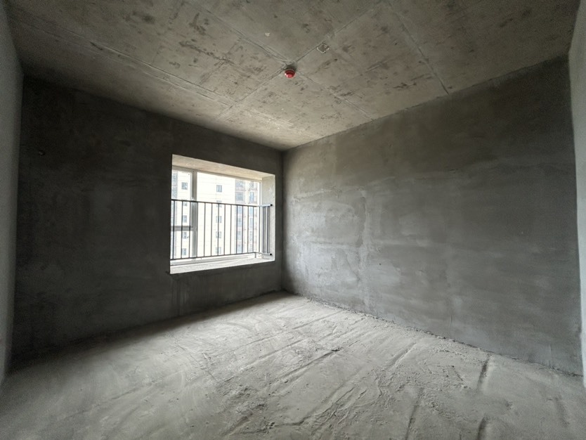 南城新区，沔阳公园旁，蓝天白云毛坯四房，两梯三户，性价比高