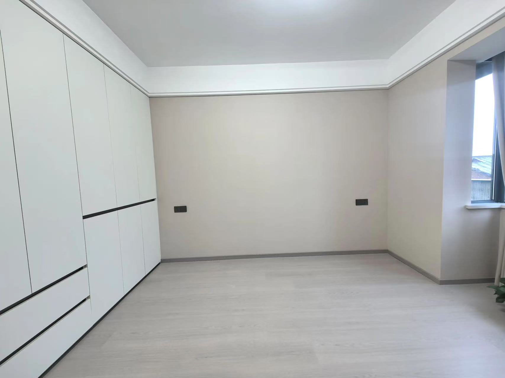 商城旁，三合鑫城，电梯精装3房两卫，全新装修，拎包入住，老证，