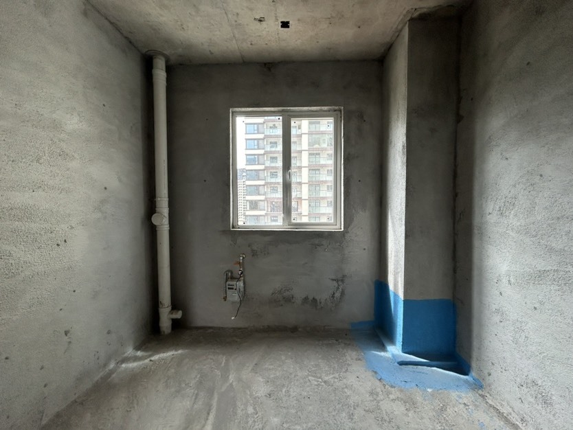 南城新区，沔阳公园旁，蓝天白云毛坯四房，两梯三户，性价比高