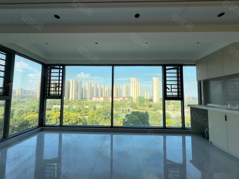 城南，大平層，藍(lán)天白云，精裝三房?jī)蓮d兩衛(wèi)，全新裝修，看湖景！帶車位！