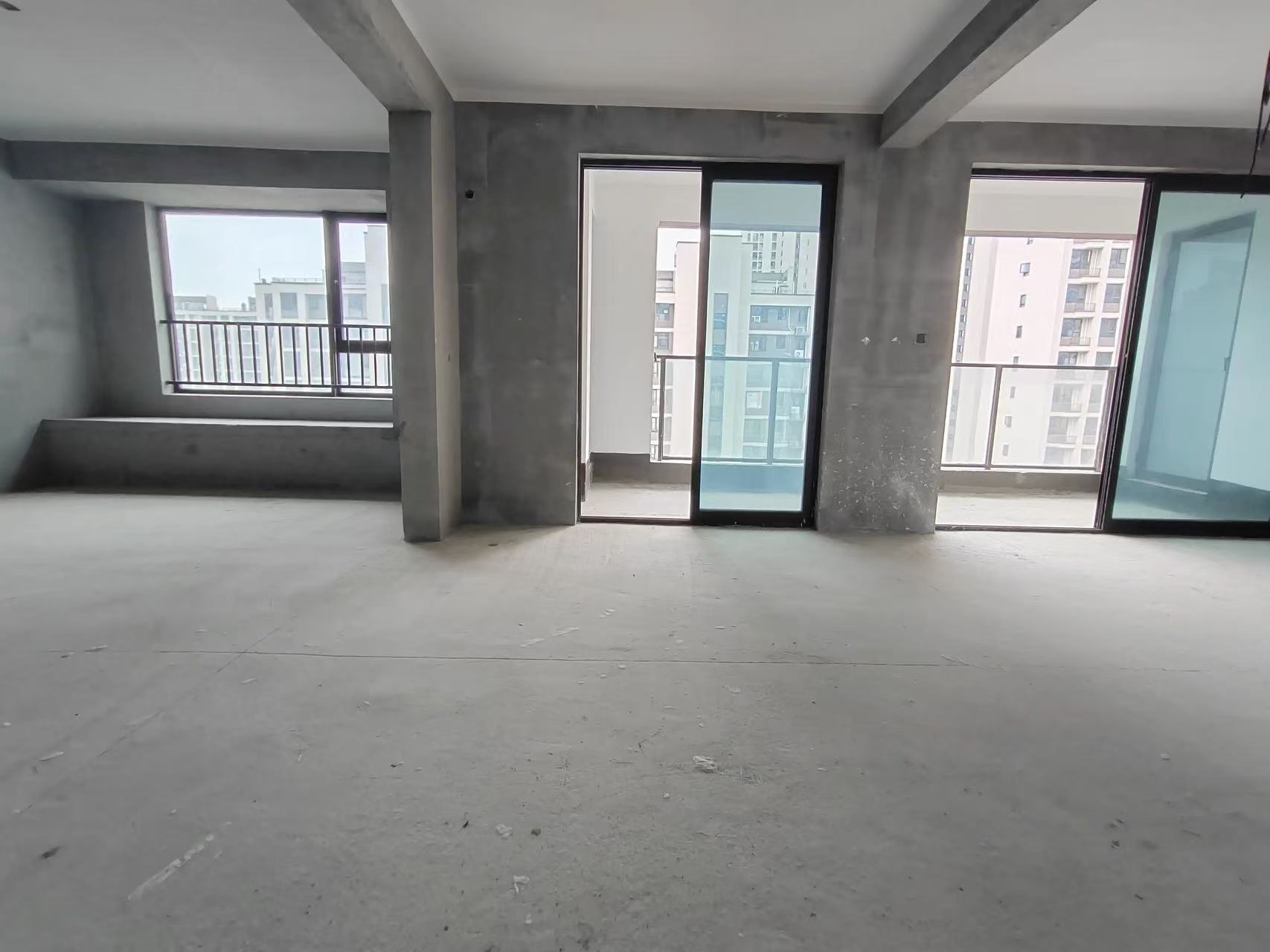 城南，吾悦广场，现房，电梯小高层，好楼层，毛坯四房，一梯一户，单价6382