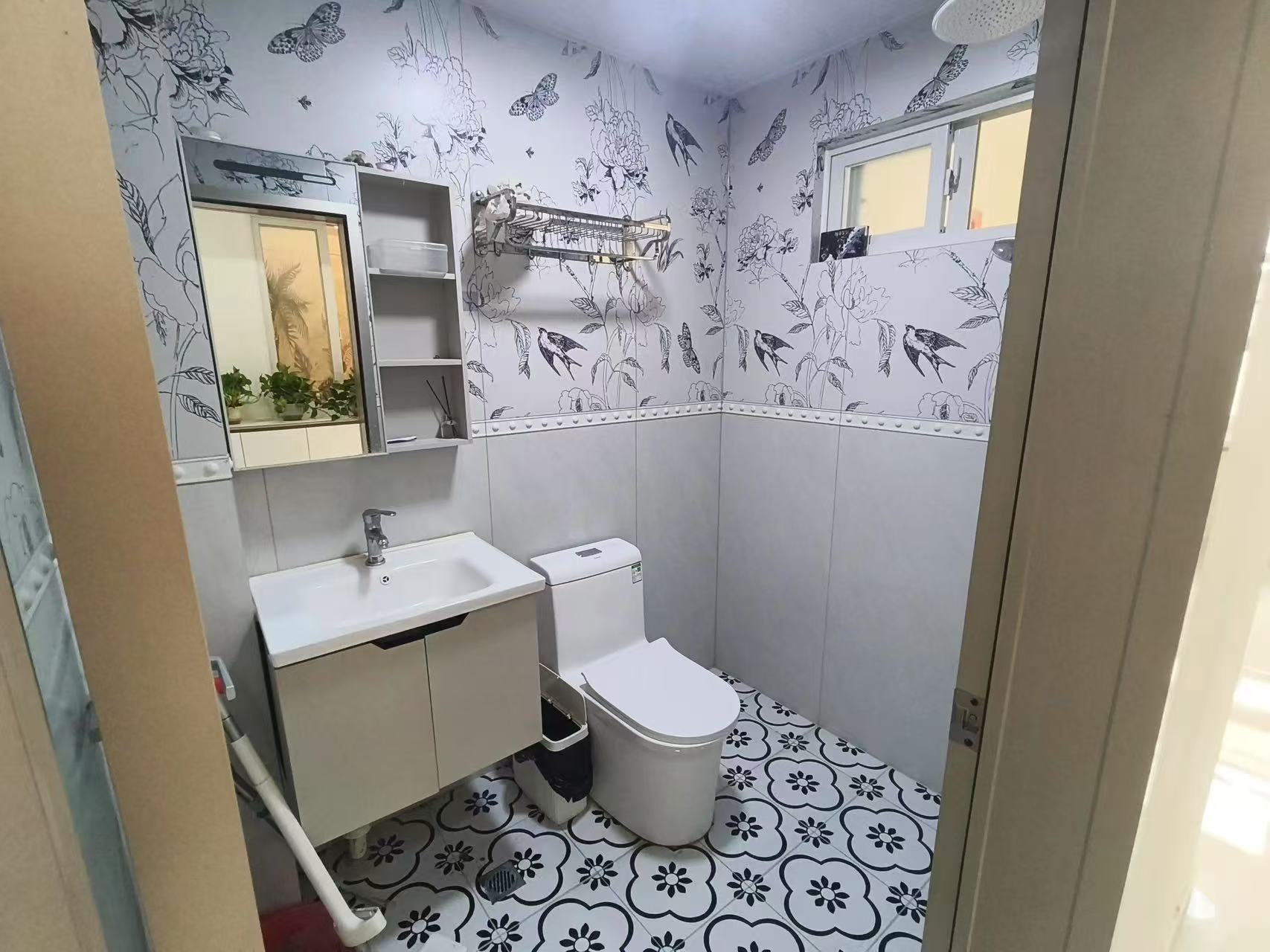 捡漏，商城旁，精装两室一厅，中间好楼层，诚心出售