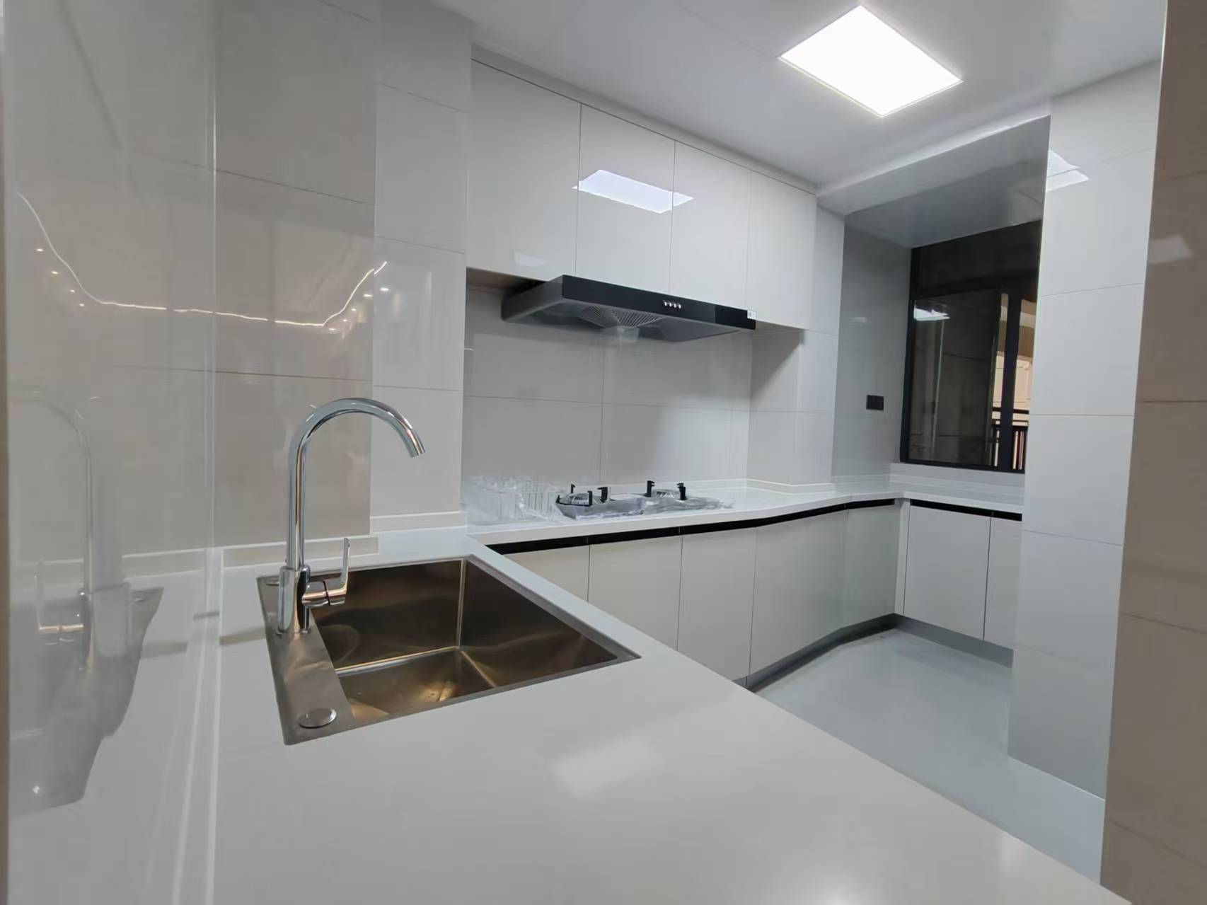 诚心出售，城南，御湖世家，单价5500，精装三房，证满二