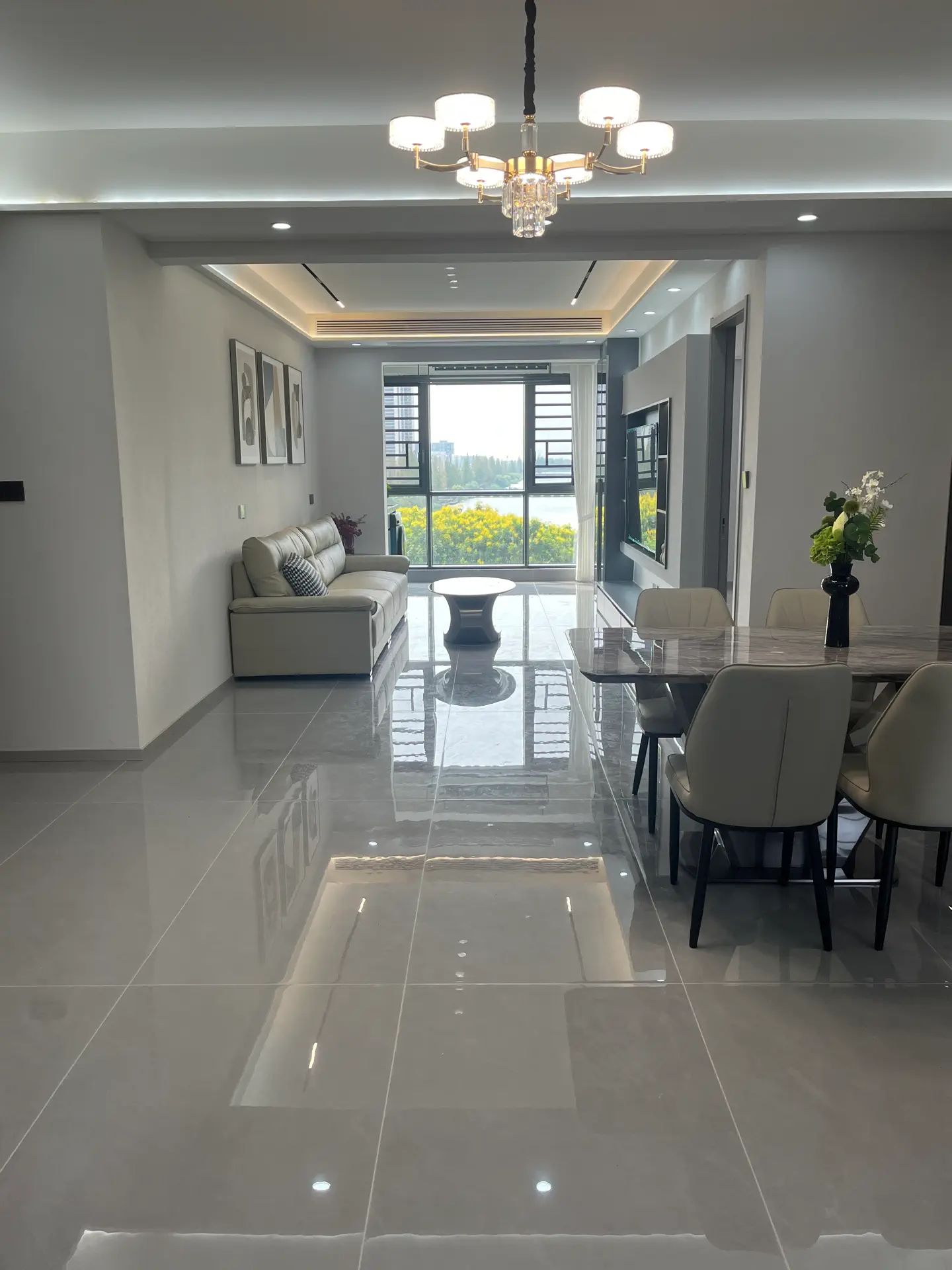 降价了，急售，元泰C区，精装​三房两‮两厅‬卫，全新装修，南‮通北‬透‬，证满二