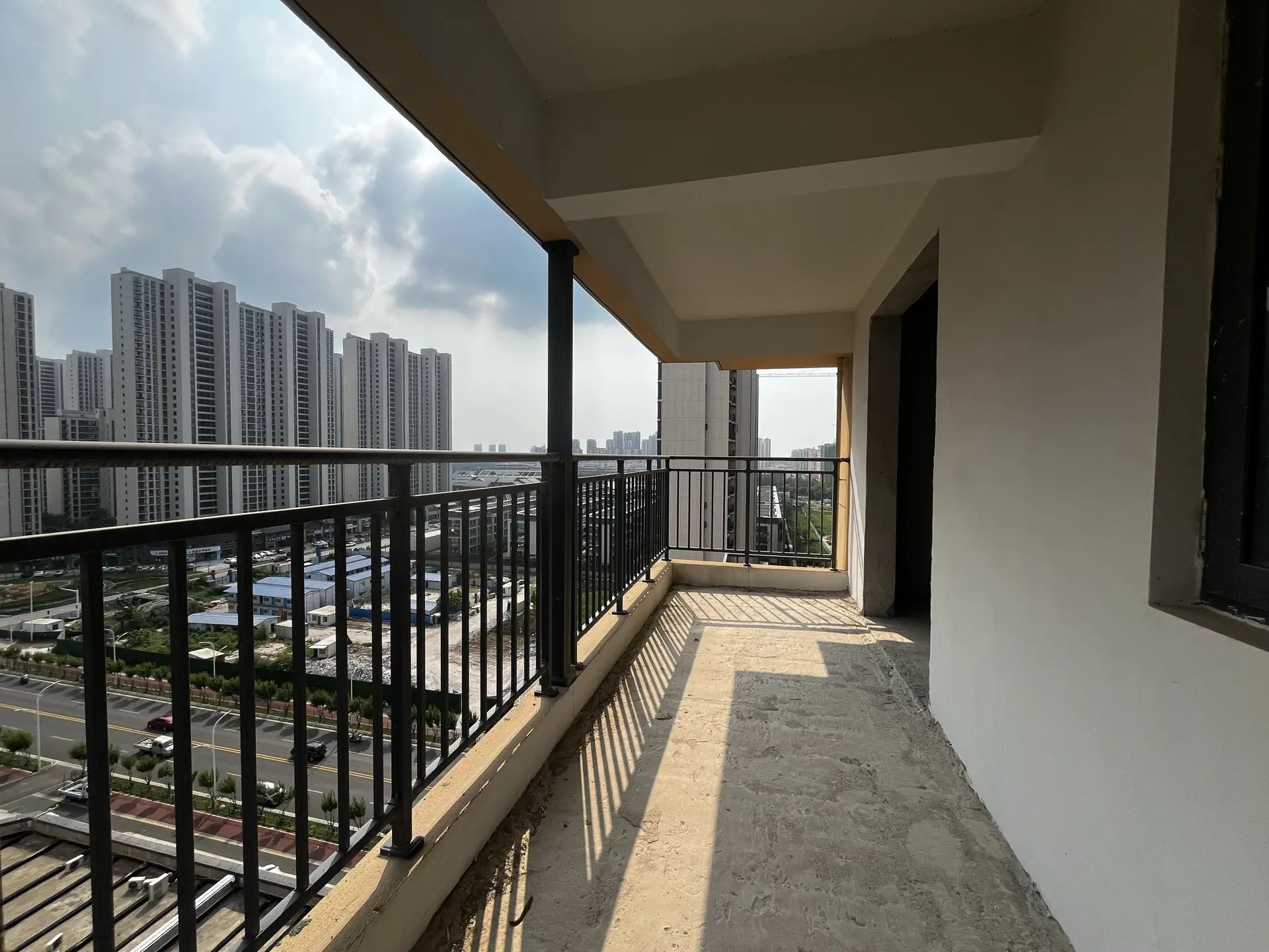 南城新区，朝阳丽景毛坯三房，中间楼层，超大阳台，亏本急售