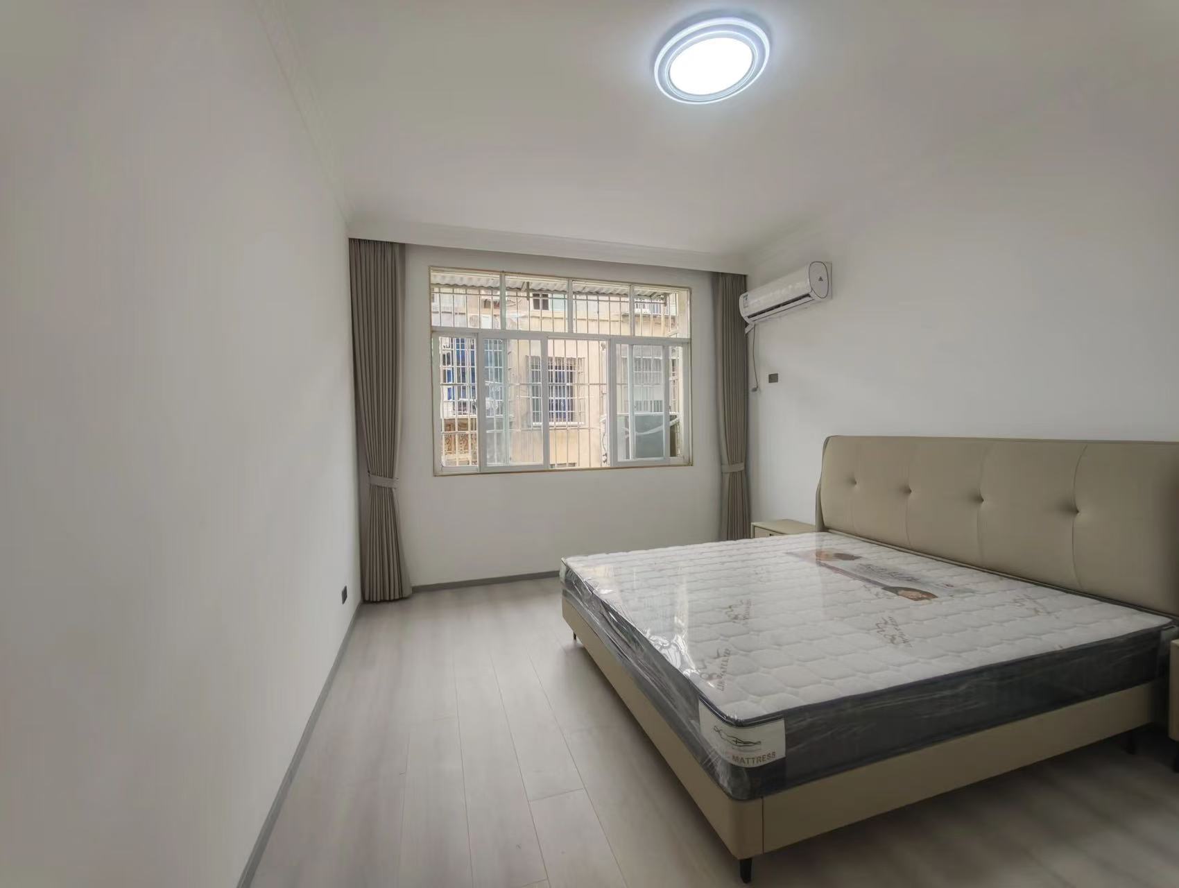 急售，有证！步行街3楼，精装3房2卫，还带地下室15平