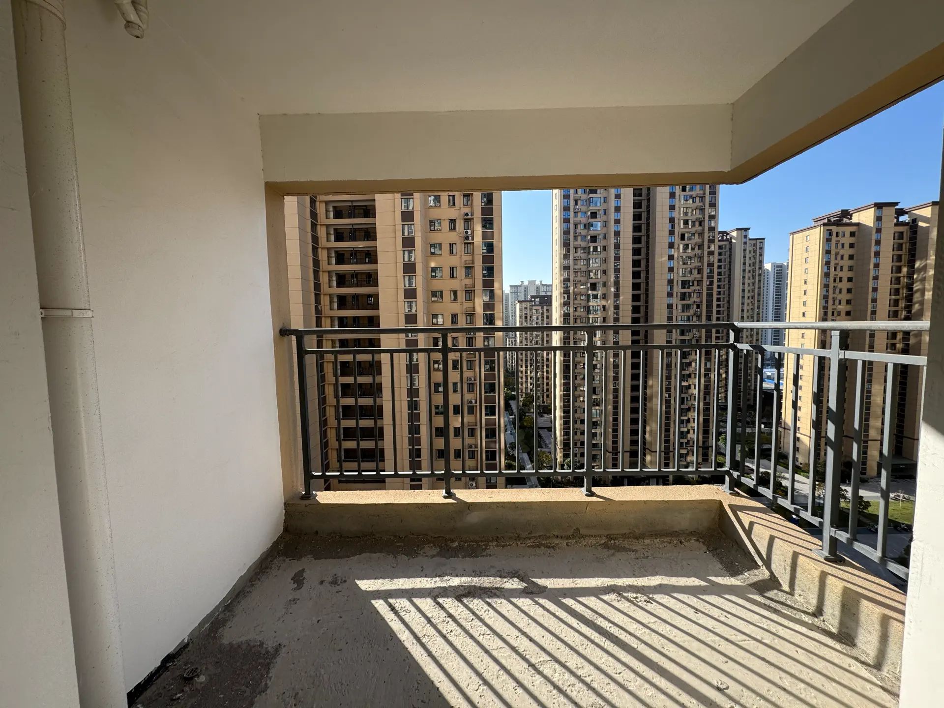 朝阳xiao学对面，朝阳丽景，毛坯小两房，好楼层，双书包房，证满二