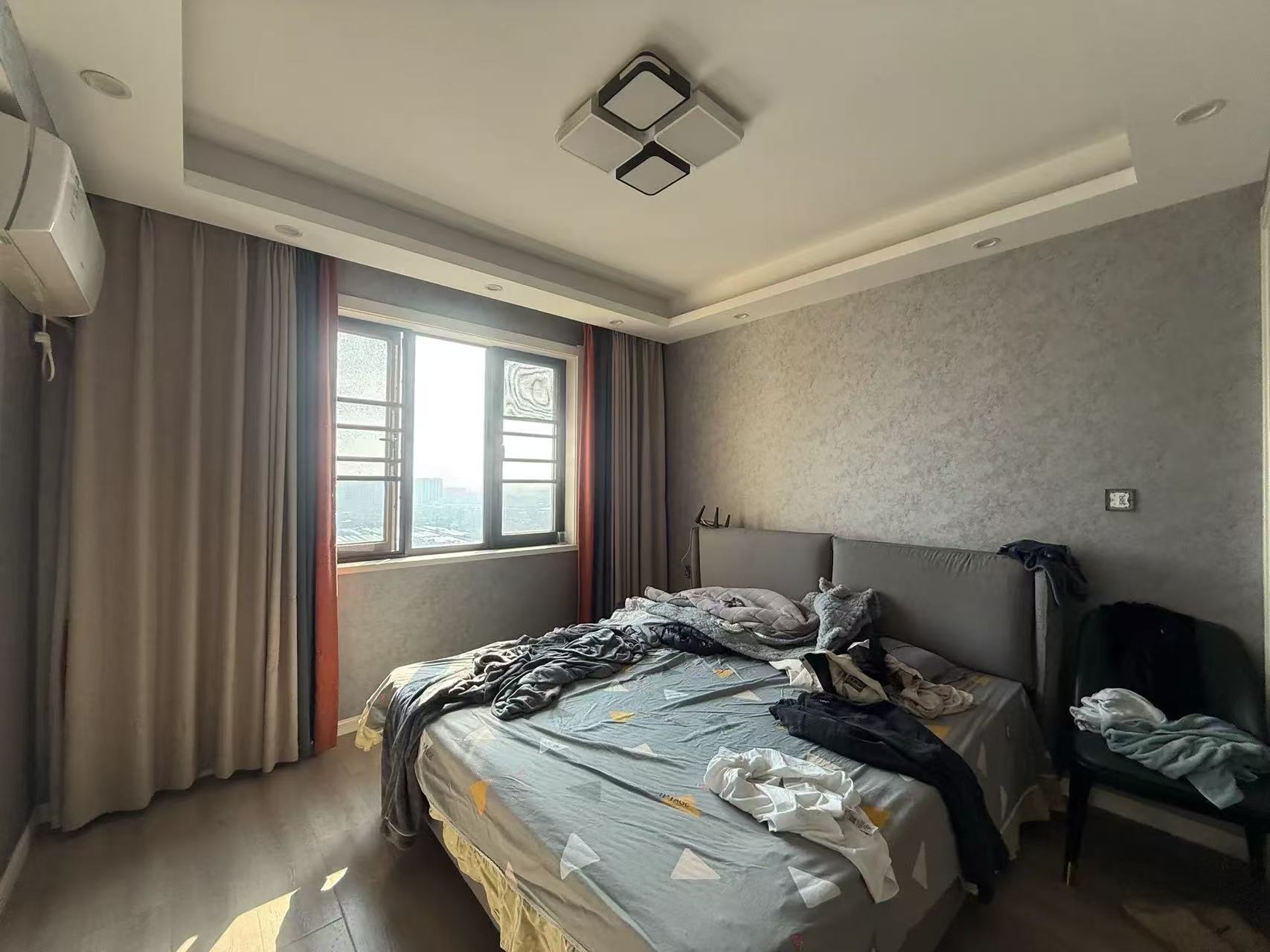 急售，城西，绿地香格里拉，电梯精装三房两卫，证满二，单价3800，