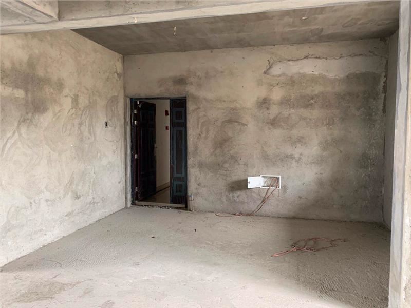 錦繡江山，毛坯三房，想怎么裝就怎么裝，可以按揭，單價(jià)5000一點(diǎn)