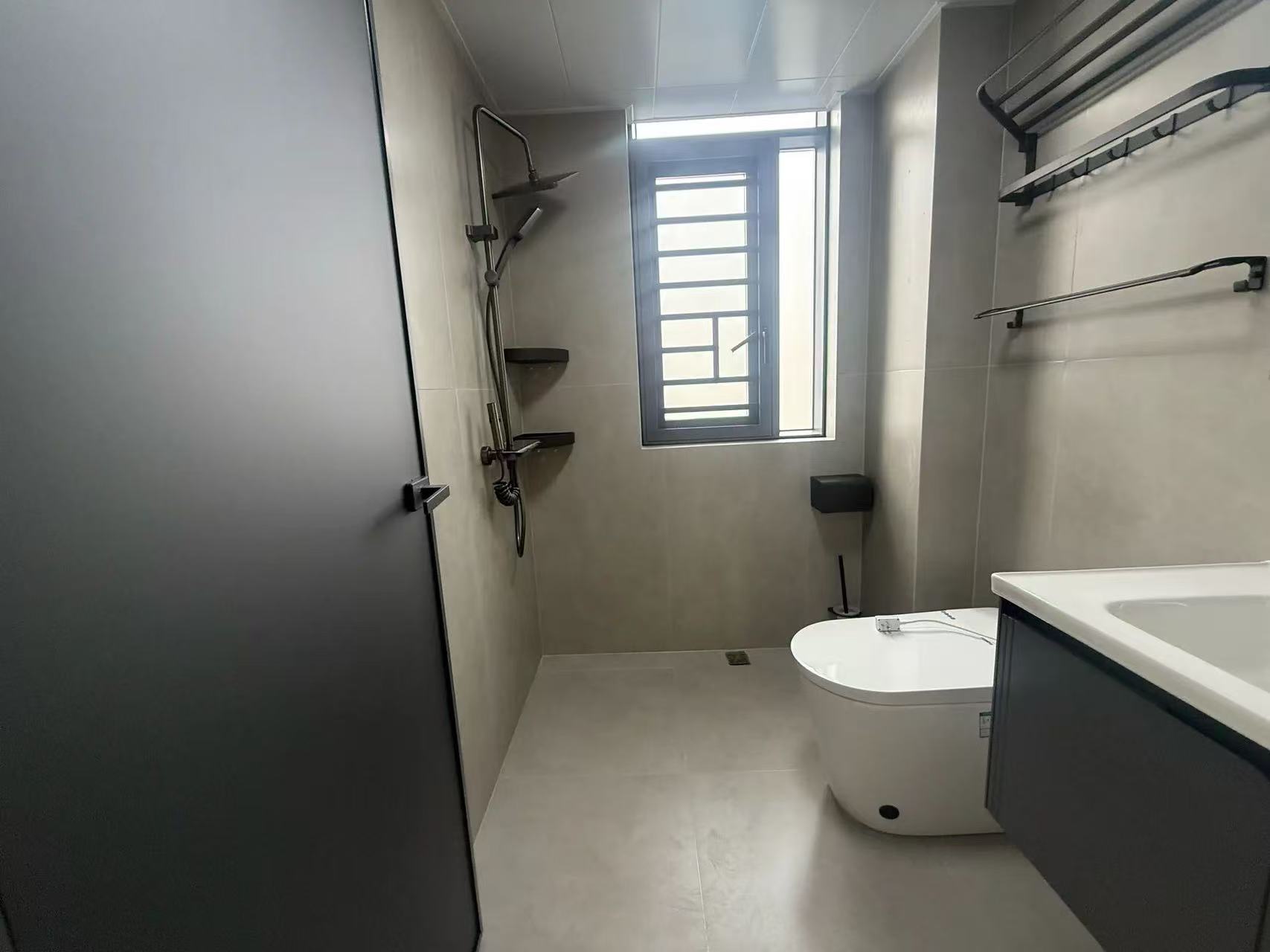 新城壹号-新街，电梯8楼，精装三房两卫，业主诚心卖，价格看中可以谈❗️