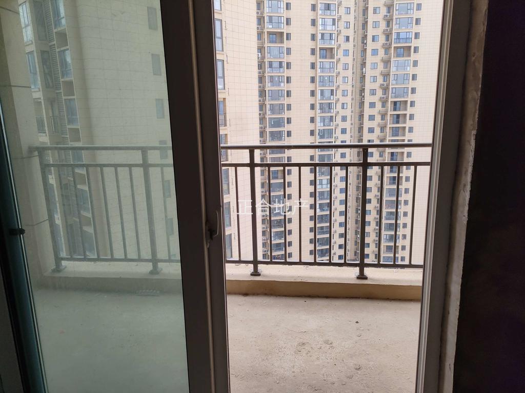 城南，森林國際，湖景現(xiàn)房，單價4400，4房，滿2，樓下就是二中二小
