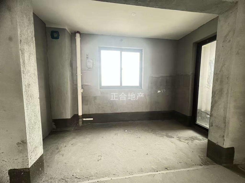 城南吾‮广悦‬场包满二​不是‬顶楼，好楼层。诚心出售