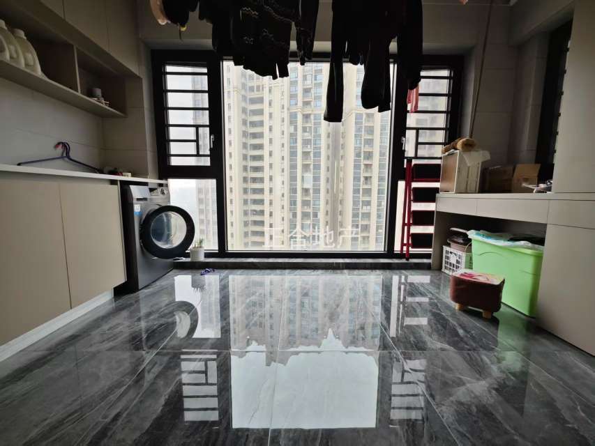 沔街御湖世家，精装99新三房，单价5000，中间楼层，诚心出售