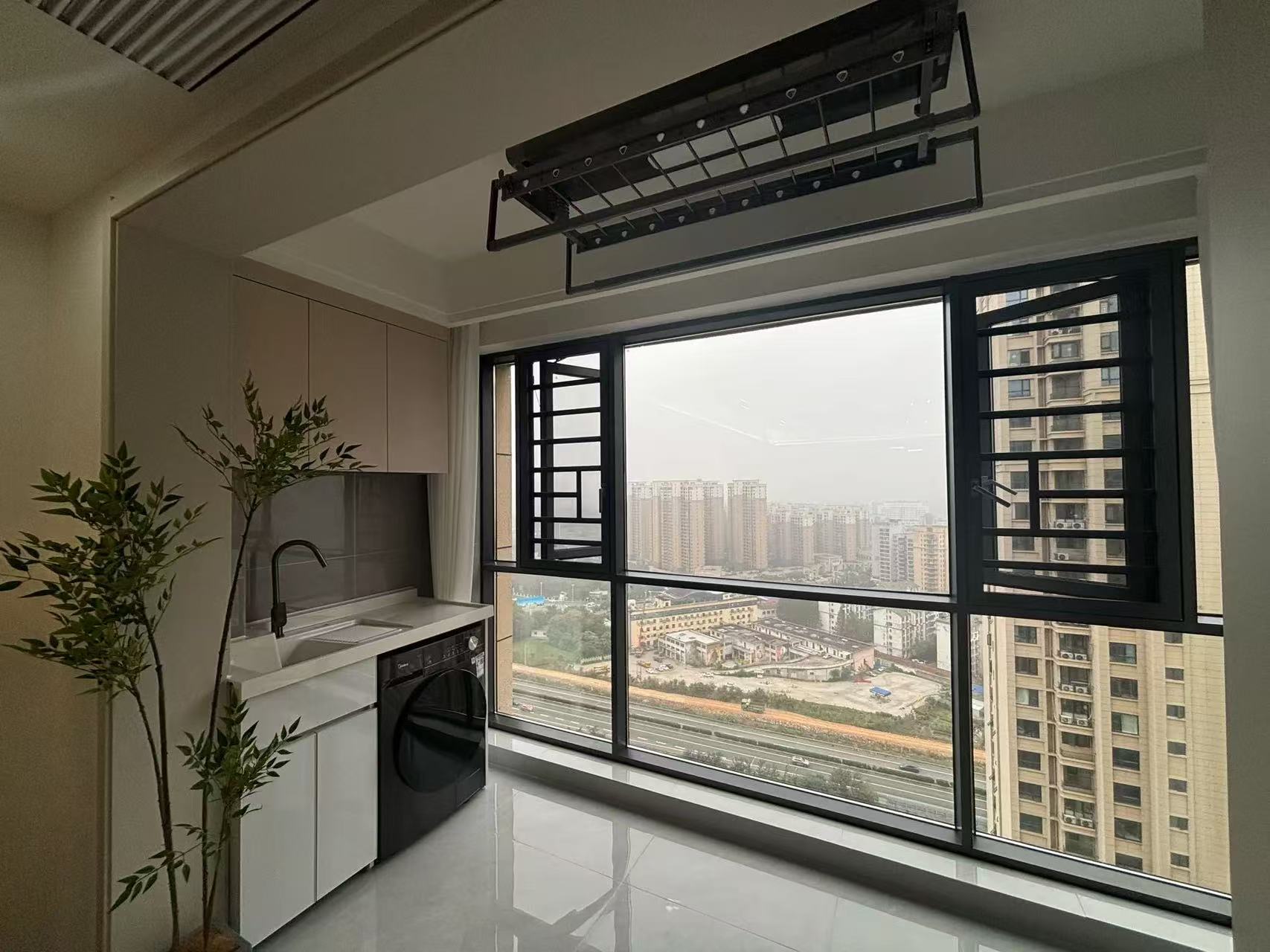 御湖世家3室2厅2卫全新精装修全屋中央空调已装好拎包即住！优价出售