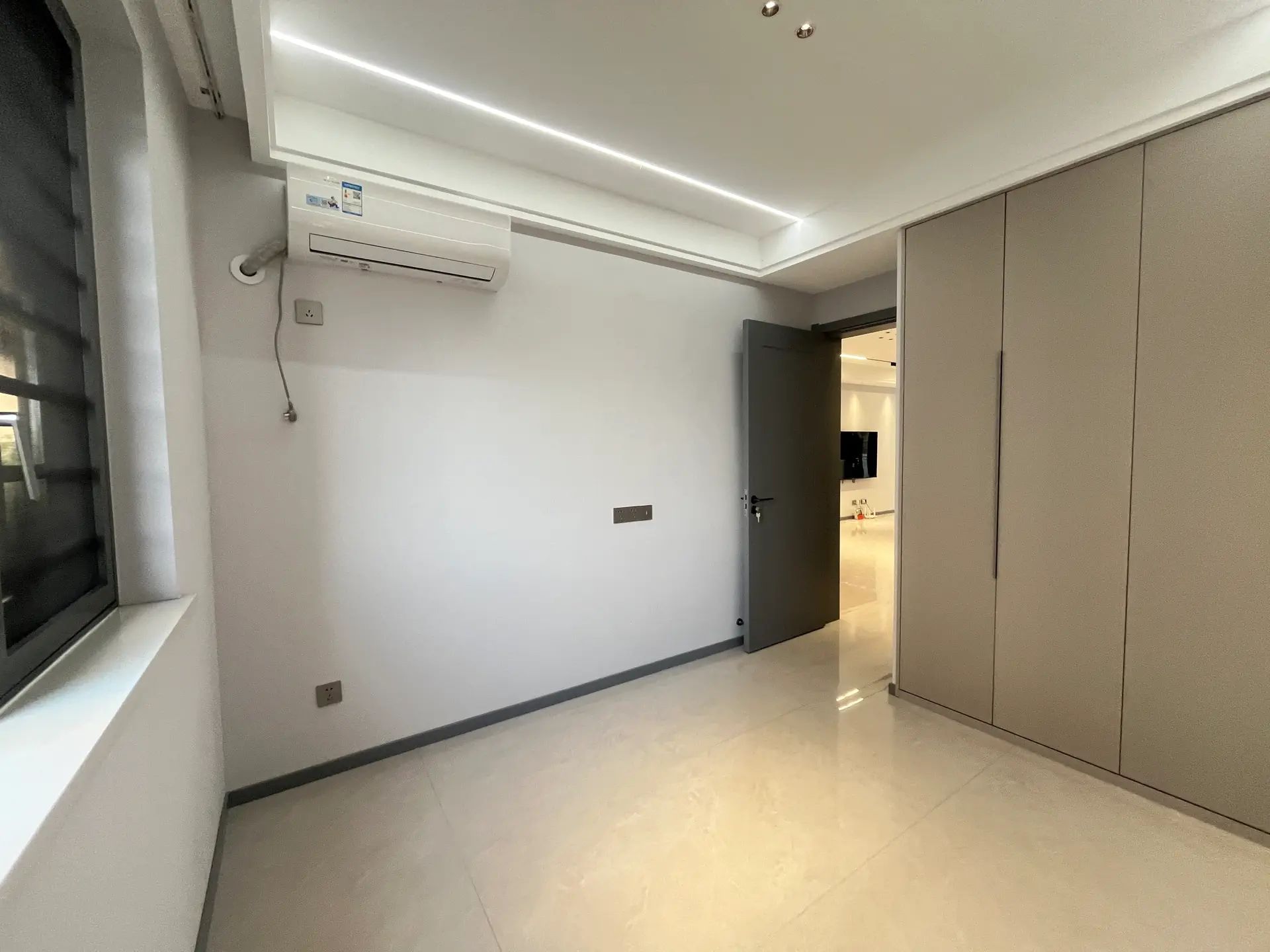 城南，荣怀二楼，带大露台，精装三房两厅两卫，证满二，南北通透