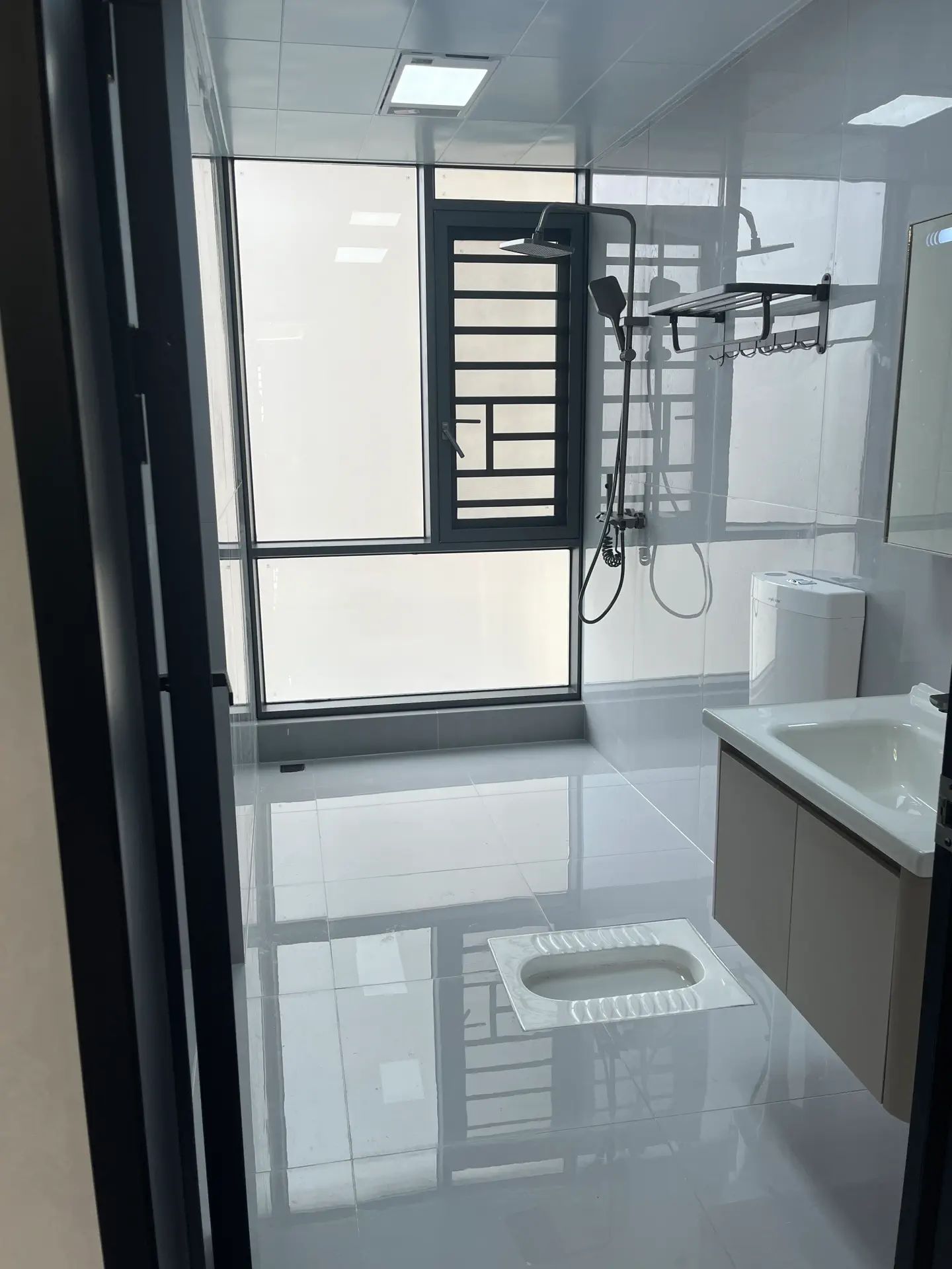 降价了，急售，元泰C区，精装​三房两‮两厅‬卫，全新装修，南‮通北‬透‬，证满二