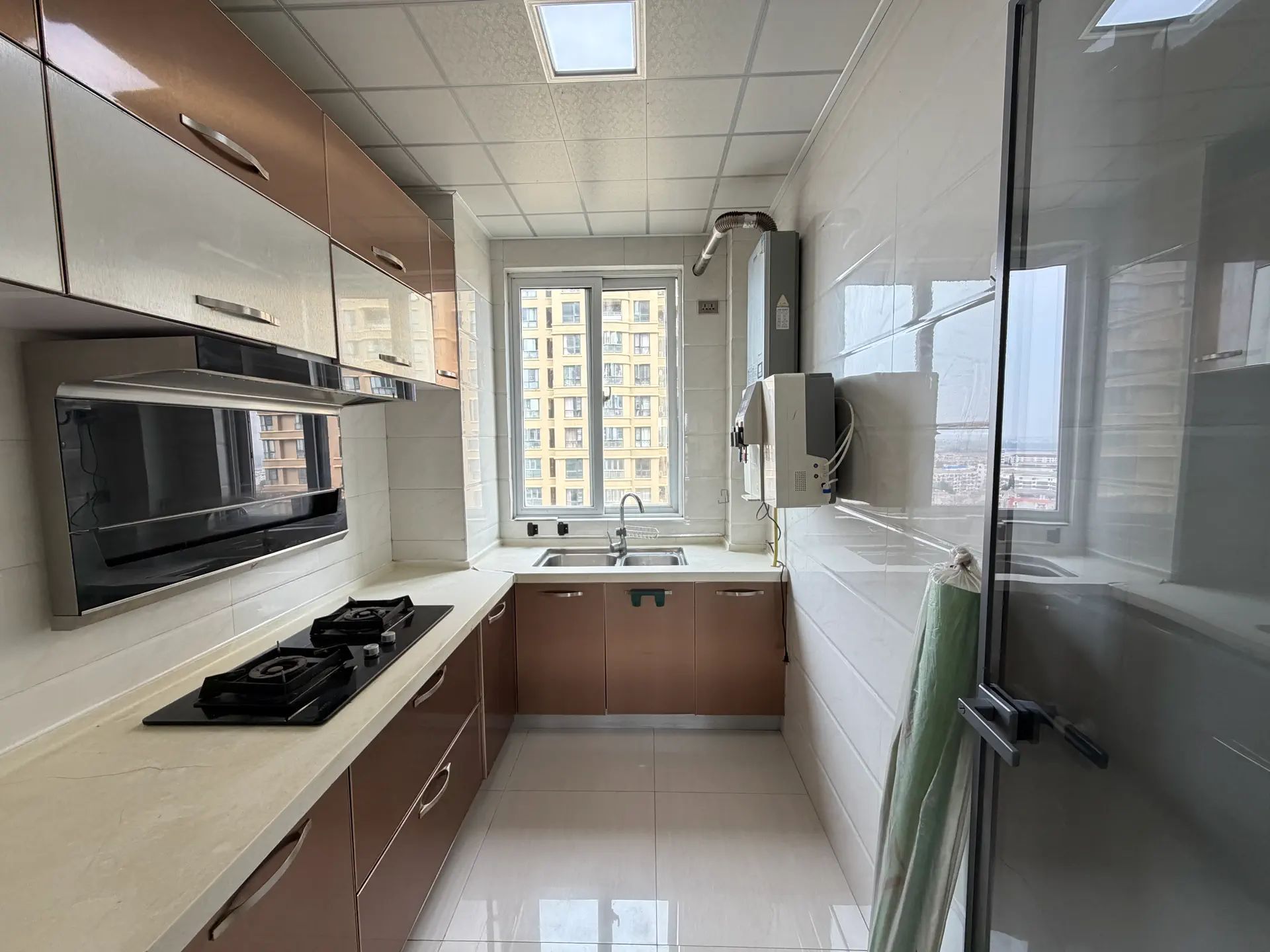 城东品质小区，公园世家，电梯19楼，东边户，精装三房两卫，证满二