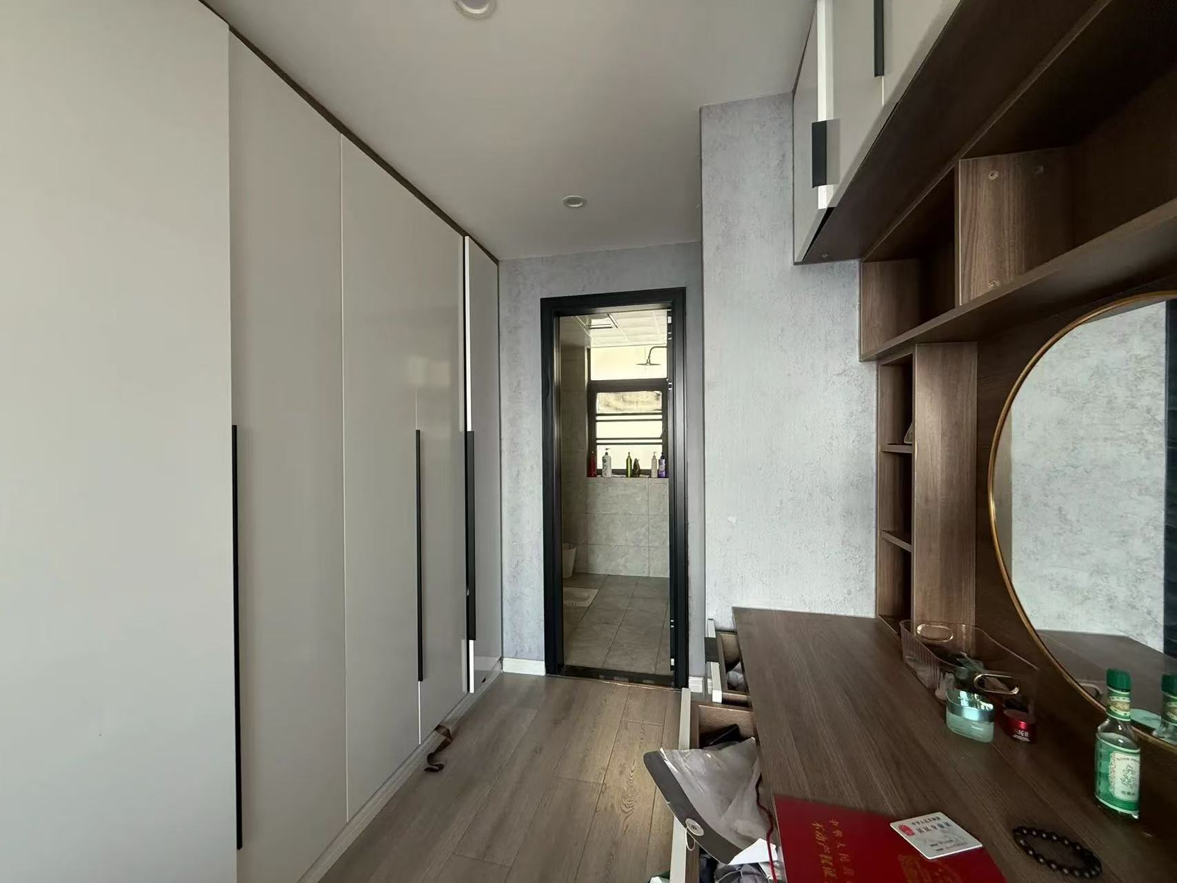 急售，城西，绿地香格里拉，电梯精装三房两卫，证满二，单价3800，