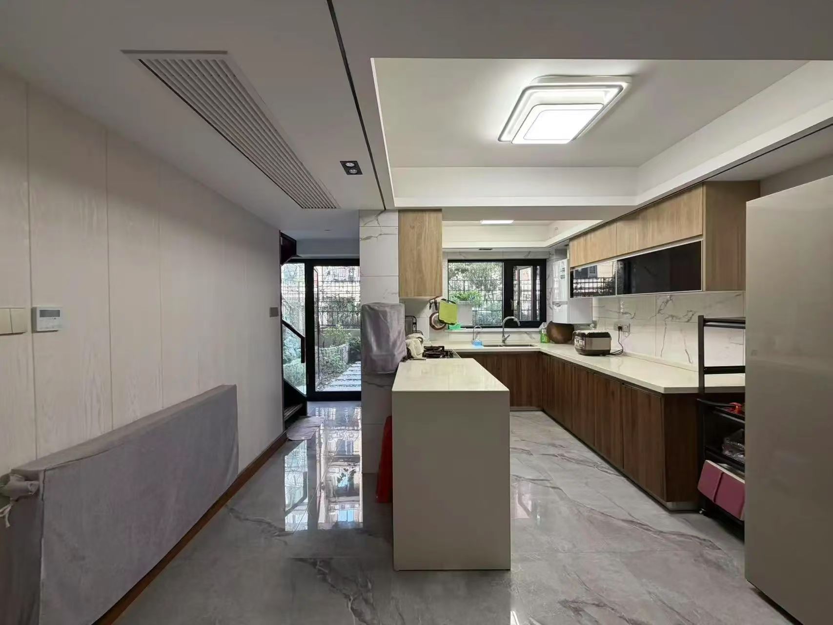 绿地香格里拉，豪装复式，五房四厅三卫，带院子、车库和路面车位，房东诚心出售