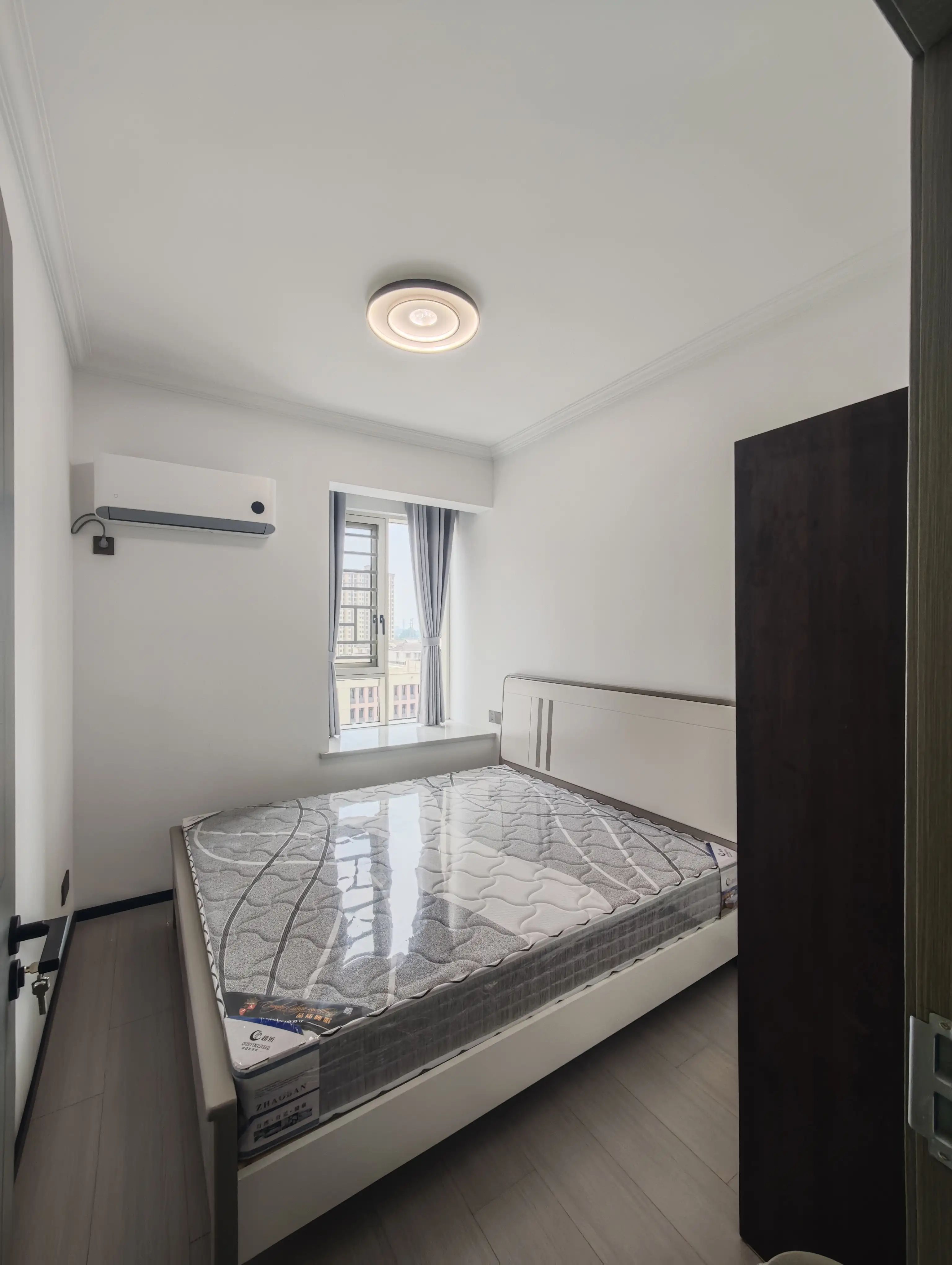 降价了，捡漏，风和日丽，精装三房两卫，单价5千精装，好楼层，阳台外就是三中