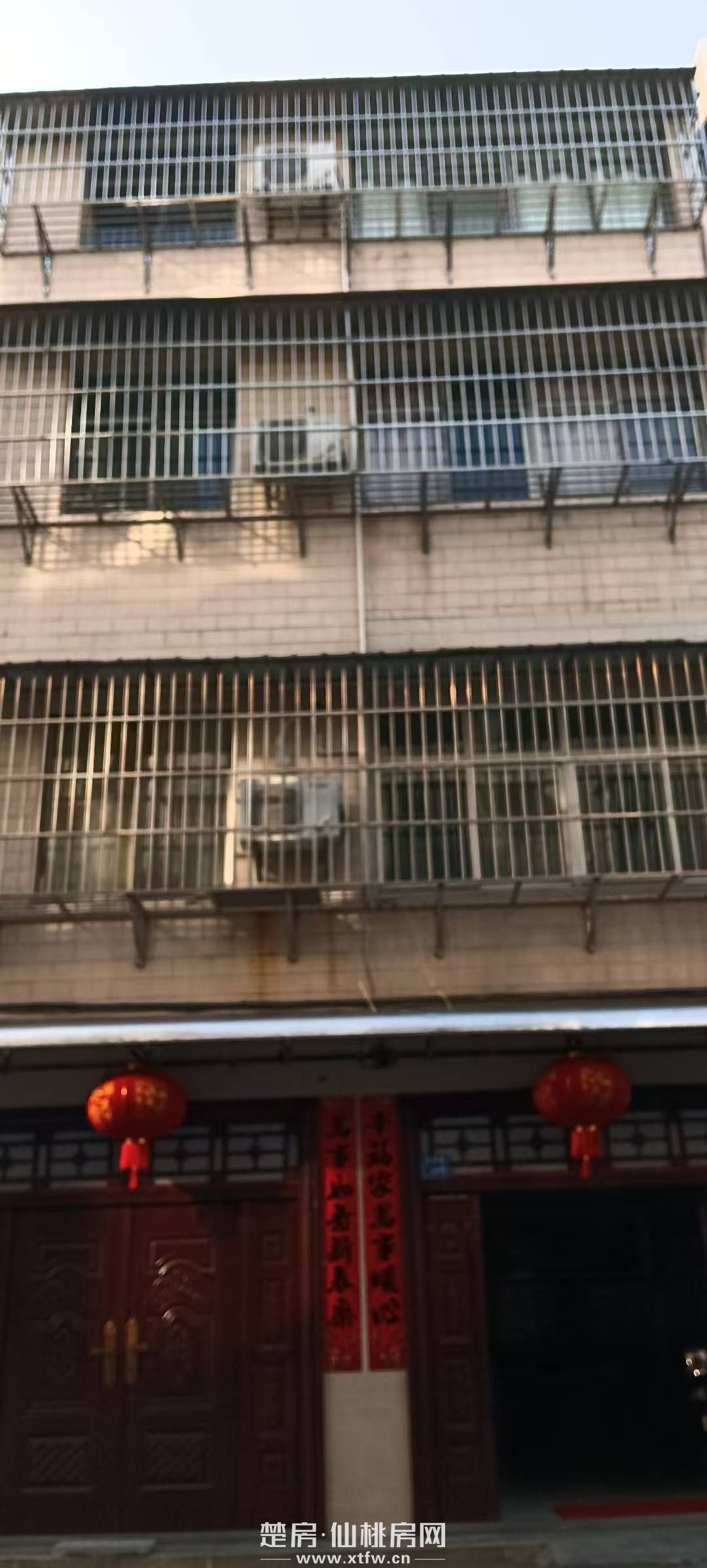 私房出售仙桃市大洪路西八巷。北边仙桃中学，东边复州花园实验二小，