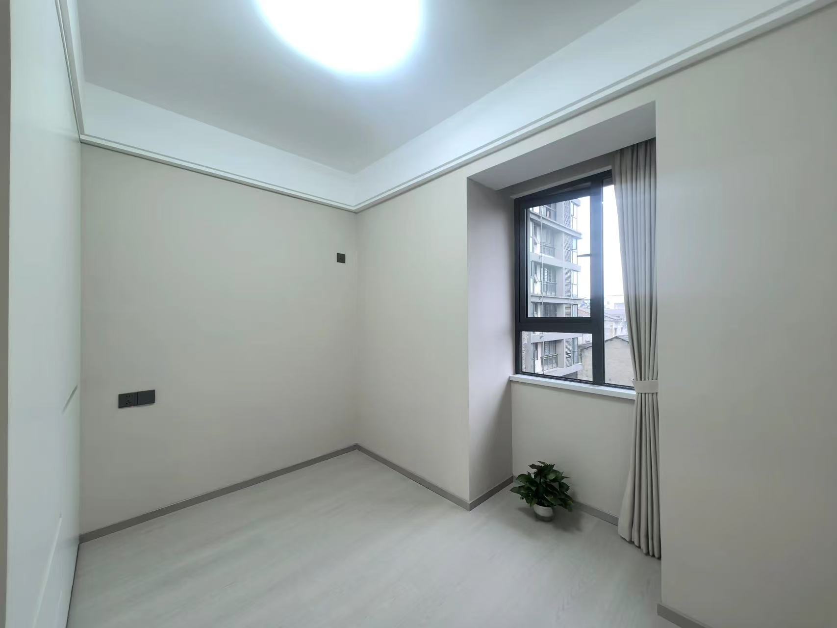 商城旁，三合鑫城，电梯精装3房两卫，全新装修，拎包入住，老证，