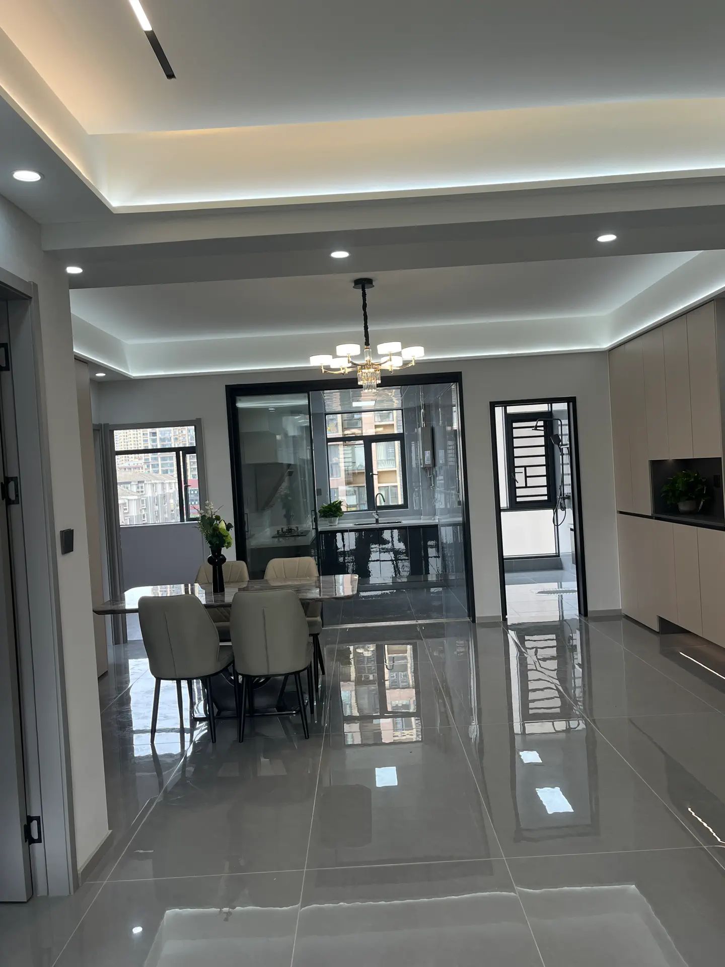 降价了，急售，元泰C区，精装​三房两‮两厅‬卫，全新装修，南‮通北‬透‬，证满二