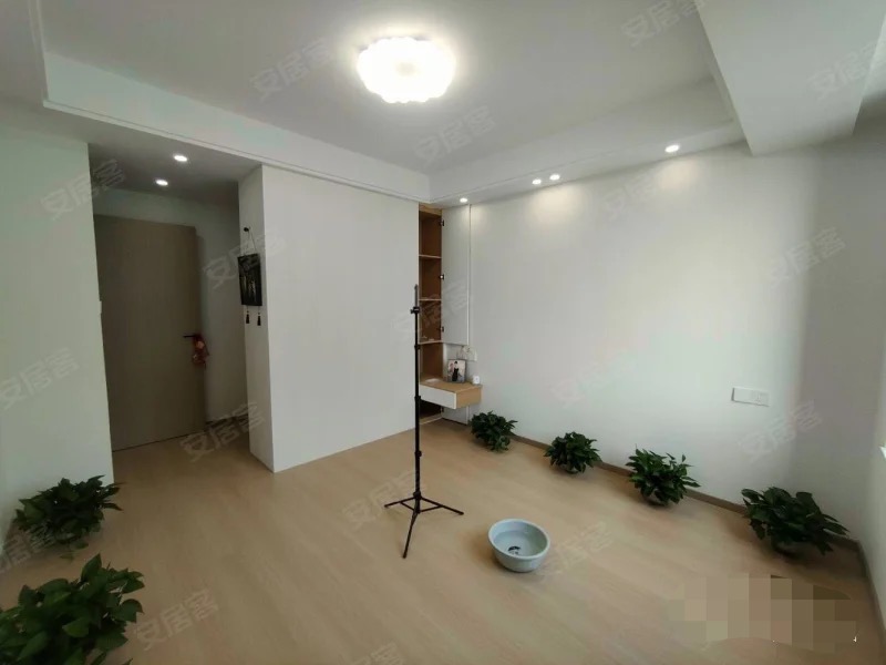 城南，吾悅?cè)A府，精裝修三房二廳二衛(wèi)，房東急售，好樓層，大陽(yáng)臺(tái)，拎包入住