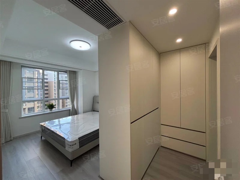 城南，沔陽(yáng)公館，電梯13樓，老證，精裝三房二衛(wèi)，業(yè)主誠(chéng)心出售
