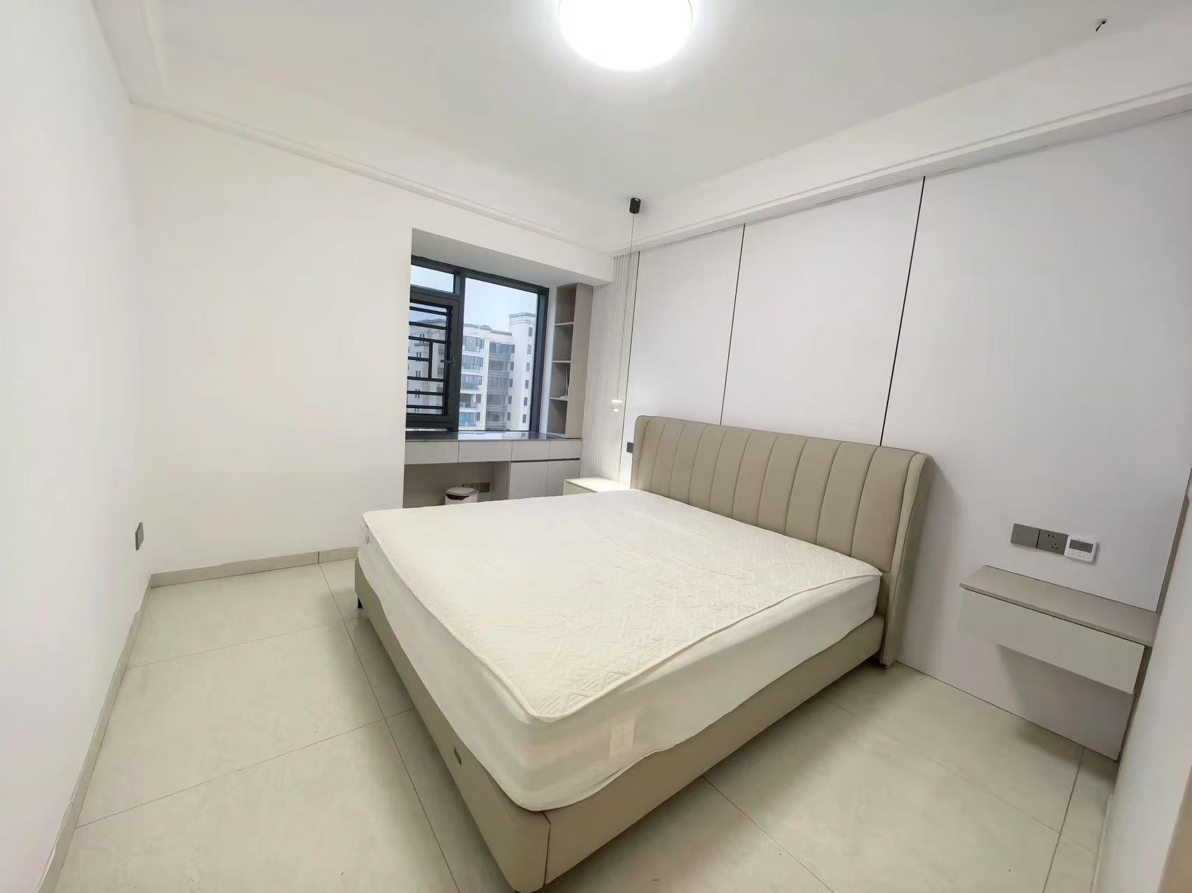 城南，蓝天新城，精‮三装‬房‬两卫，全‮中屋‬央‬空调，‮车带‬位，证满二