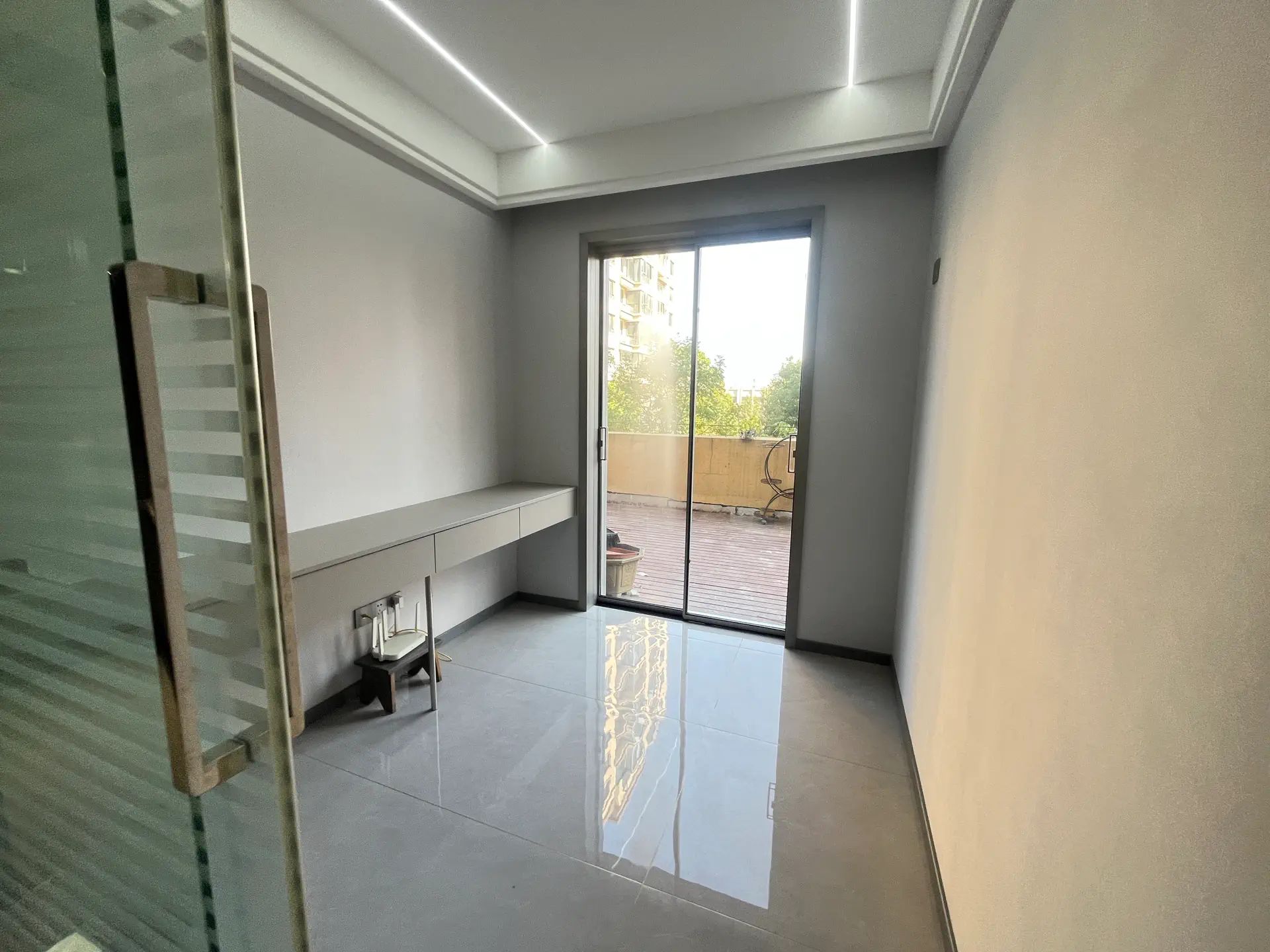 城南，荣怀二楼，带大露台，精装三房两厅两卫，证满二，南北通透