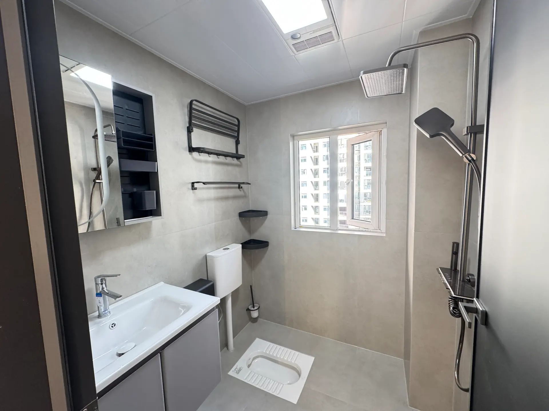 城西，风和日丽，精装四房，送一个地下车位，中间楼层，实小，仙桃三中，南北通透