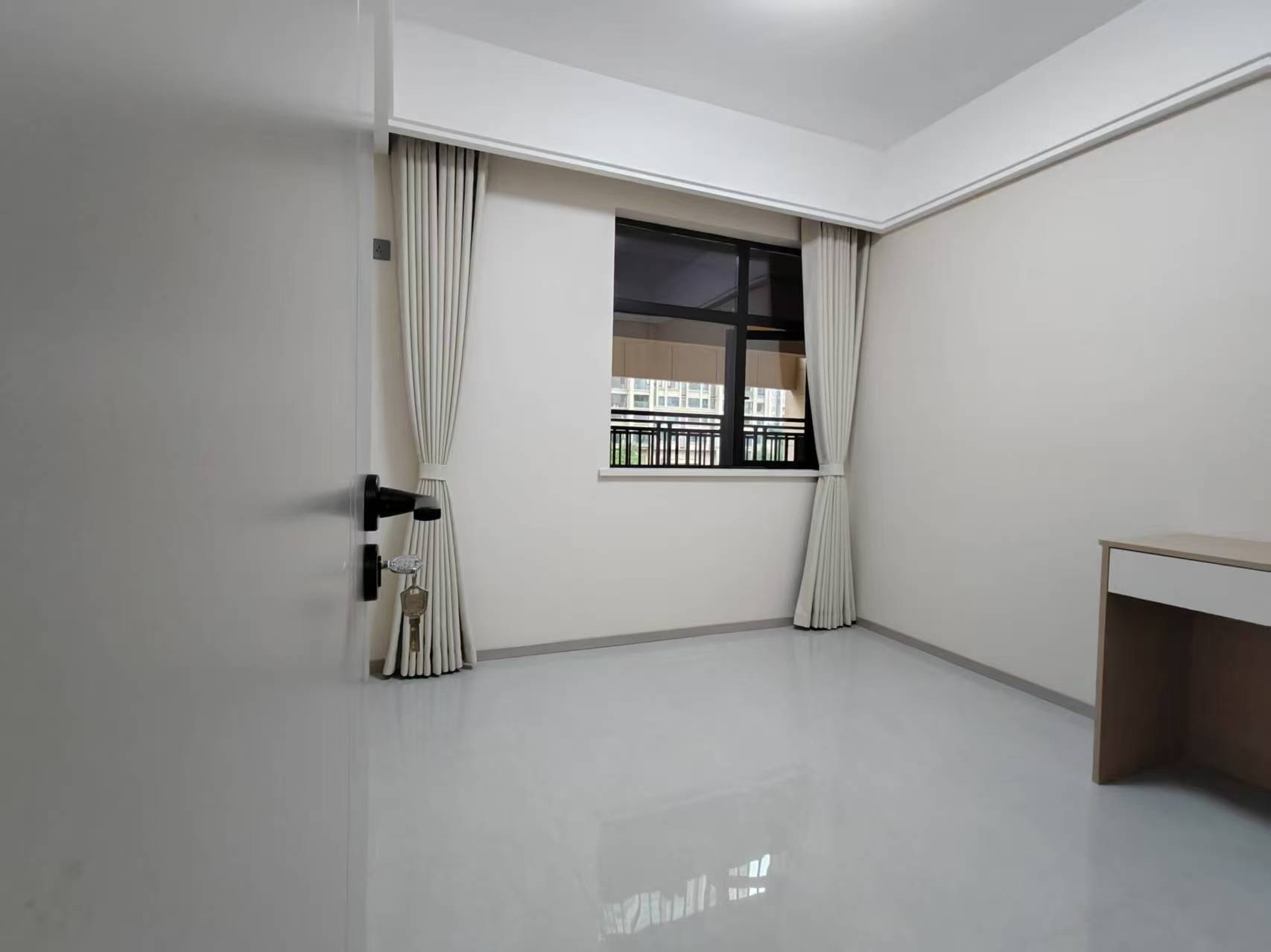 诚心出售，城南，御湖世家，单价5500，精装三房，证满二