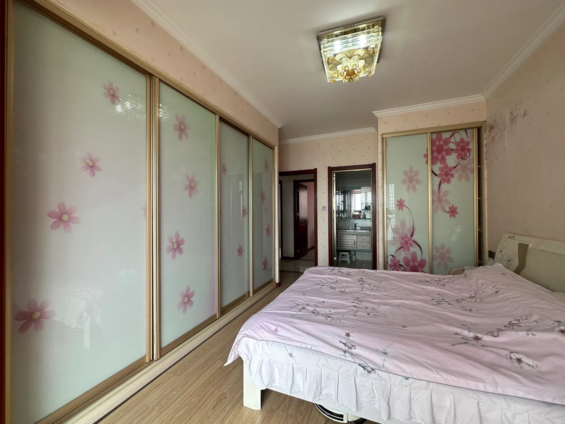 一中旁精装四房，边户，不介意顶楼看过来，地板价！