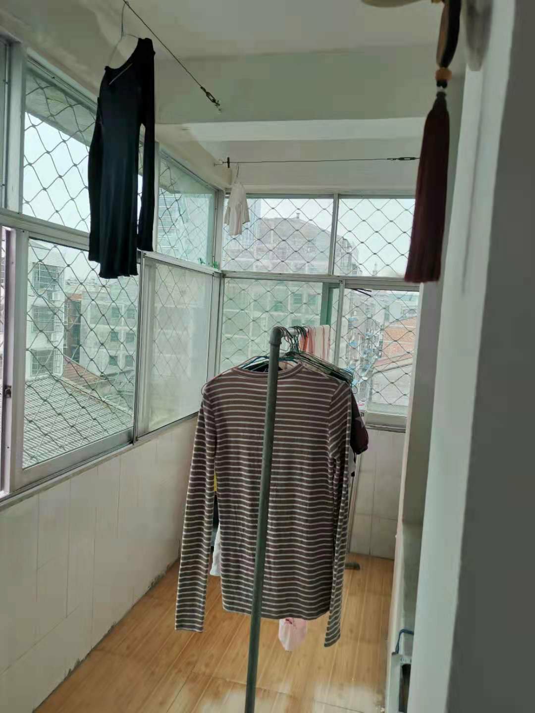 何李路 昌盛菜市場旁 步梯六樓 精裝三房 生活方便 看房提前