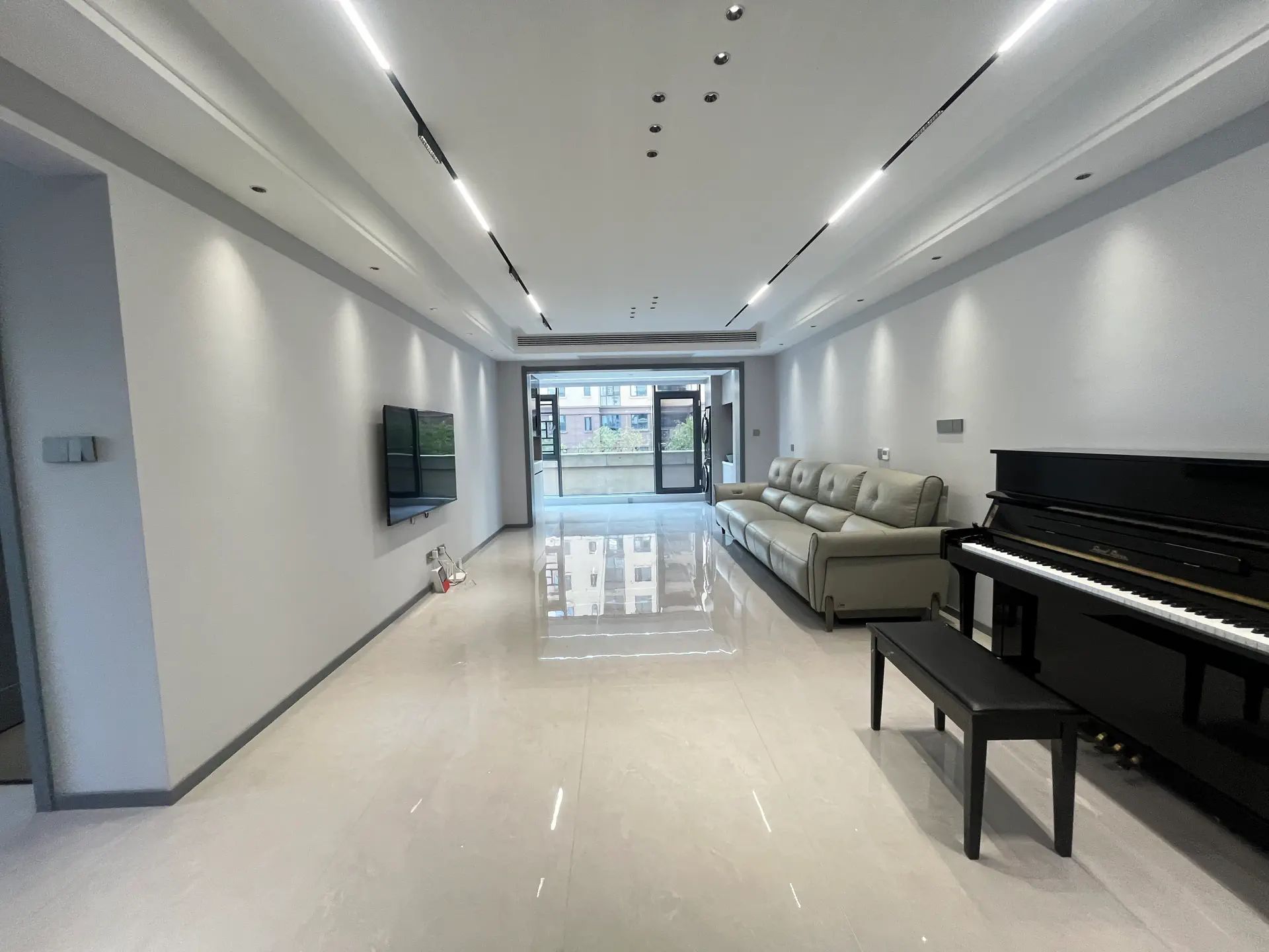 城南，荣怀二楼，带大露台，精装三房两厅两卫，证满二，南北通透