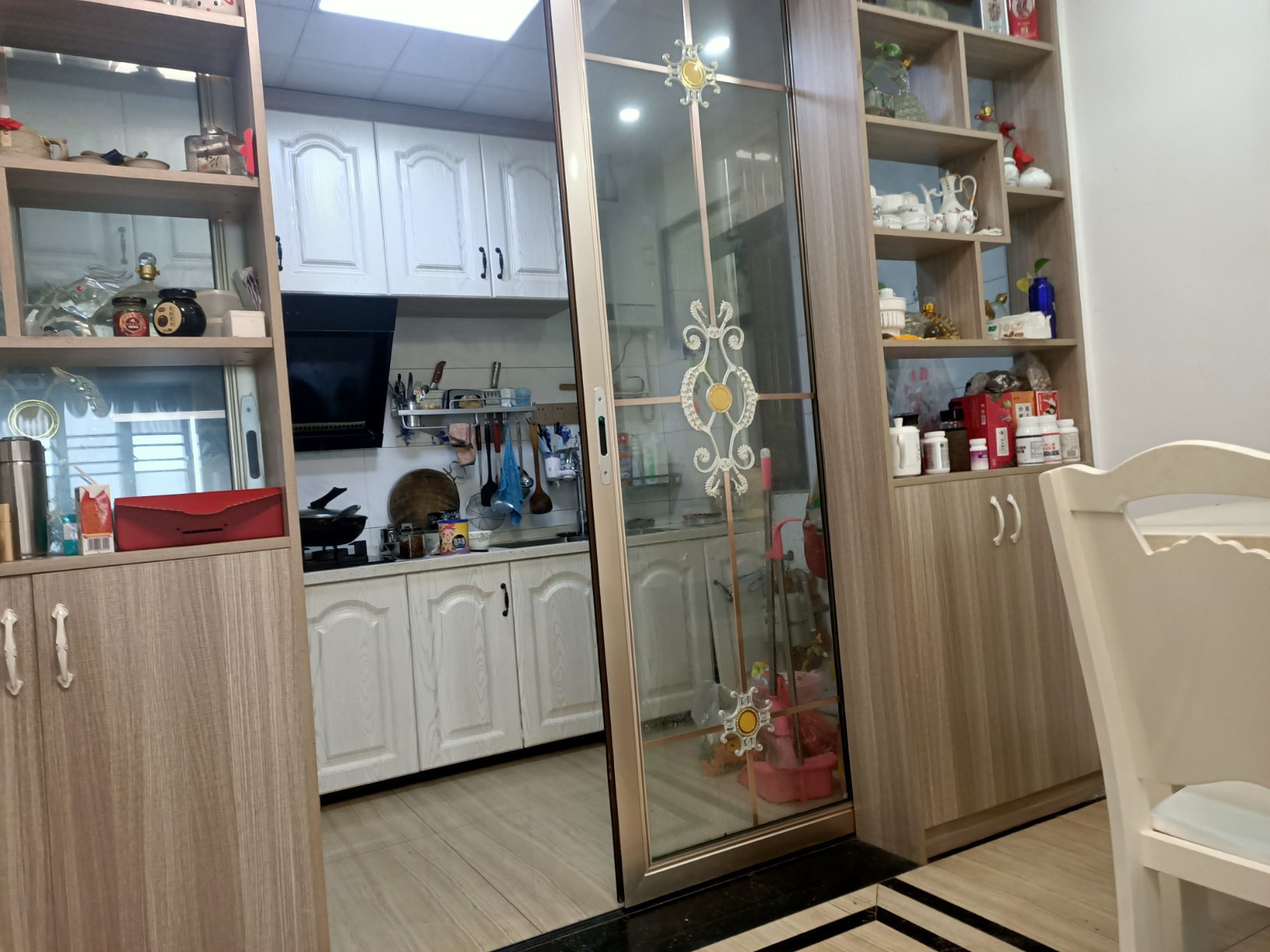 新八中附近逸景軒小區(qū)電梯好樓層南北通透128平三房兩廳兩衛(wèi)