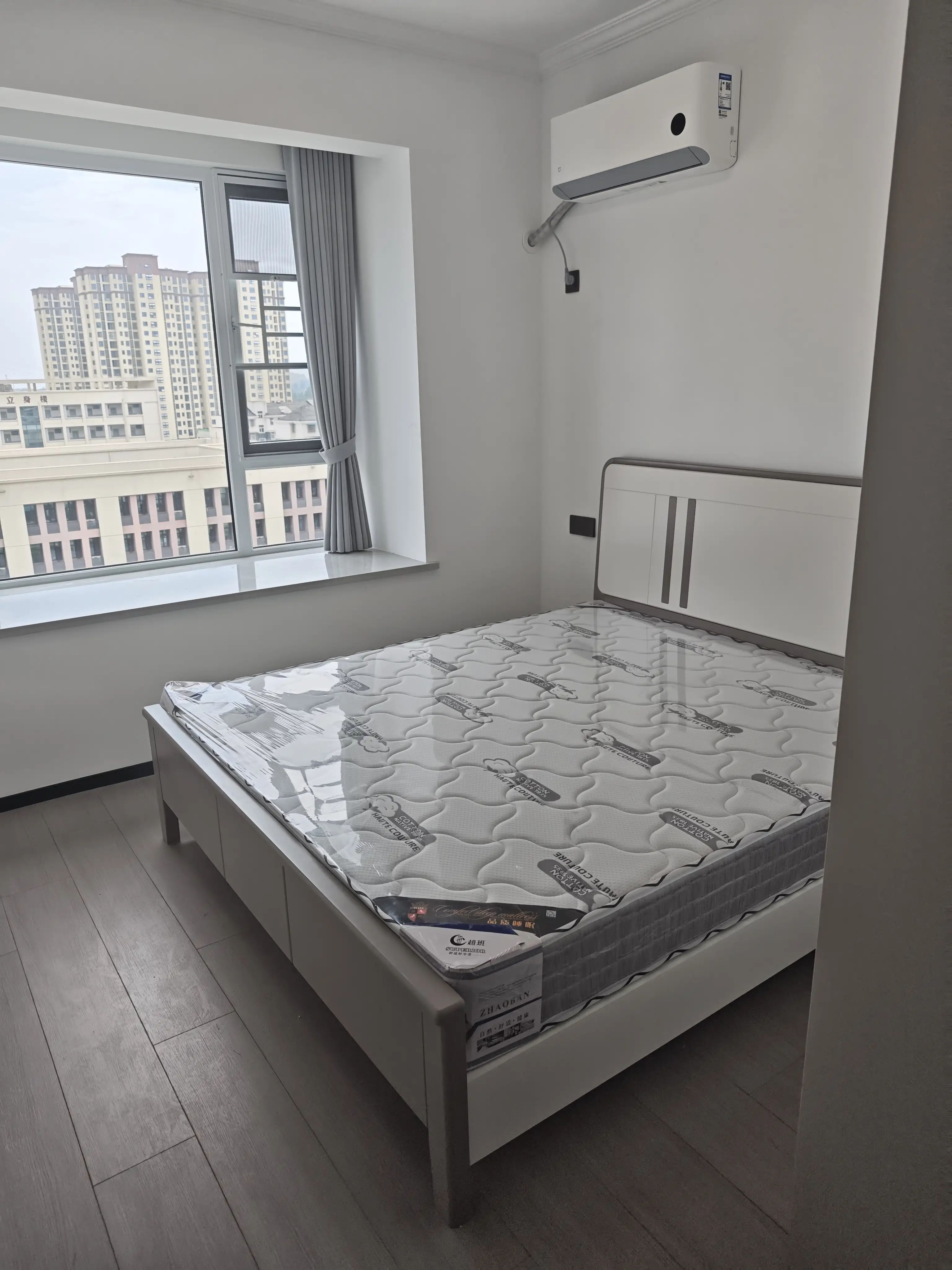 降价了，捡漏，风和日丽，精装三房两卫，单价5千精装，好楼层，阳台外就是三中