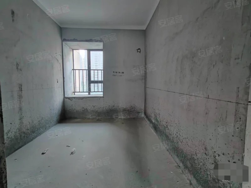 捡漏，森林国际翡冷翠。好楼层边户，毛坯四房，证满二，诚心出售