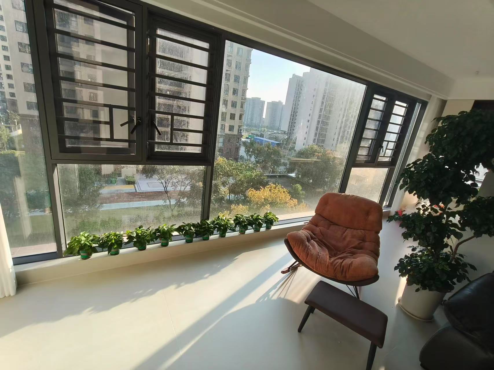 城南，新城名都，全新精装三房两厅两卫，朝阳三小三中书包，证满二