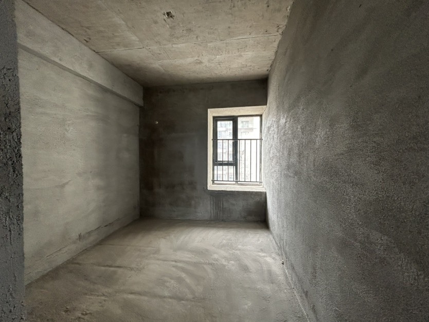 南城新区，沔阳公园旁，蓝天白云毛坯四房，两梯三户，性价比高