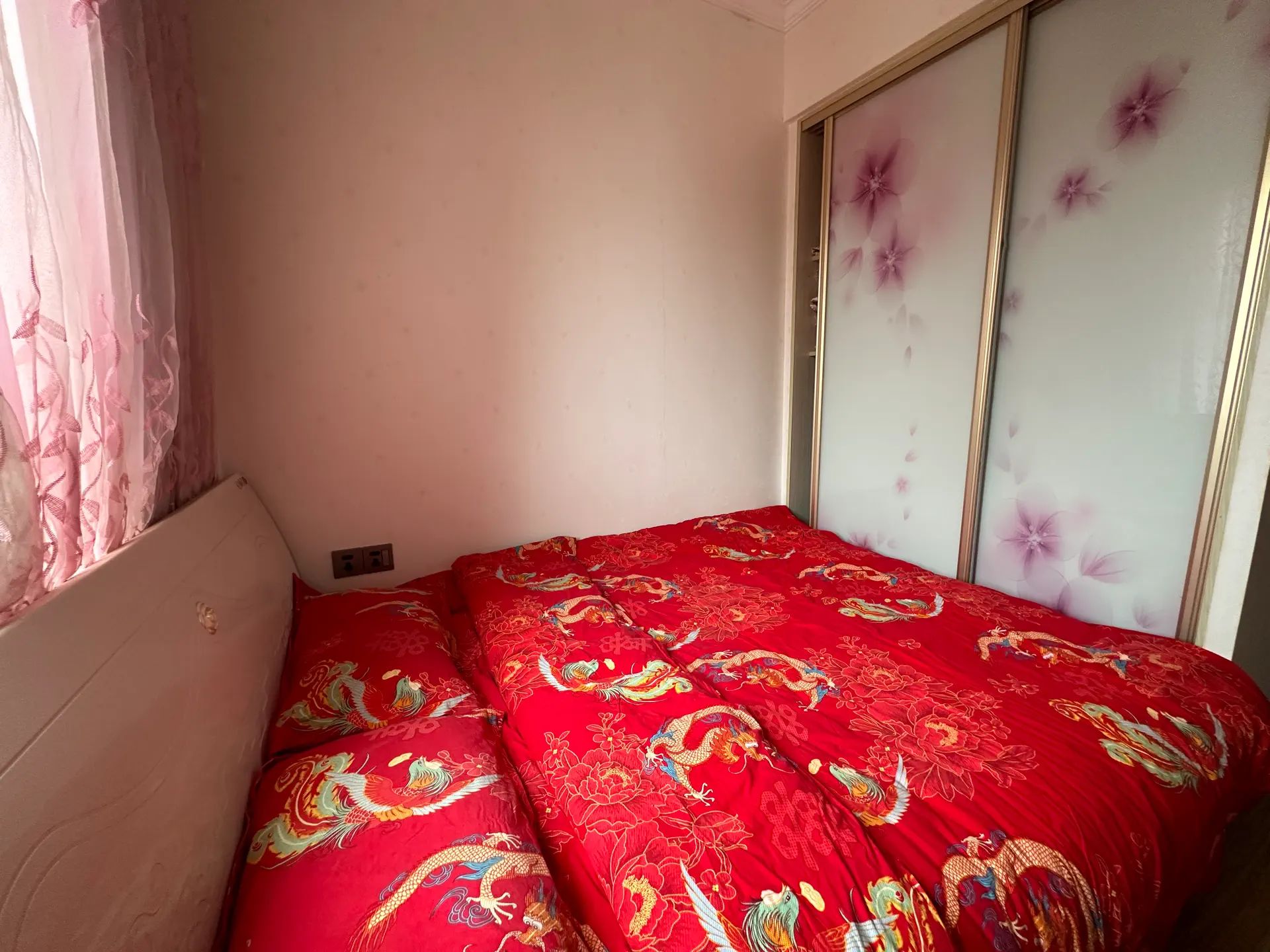 一中旁精装四房，边户，不介意顶楼看过来，地板价！