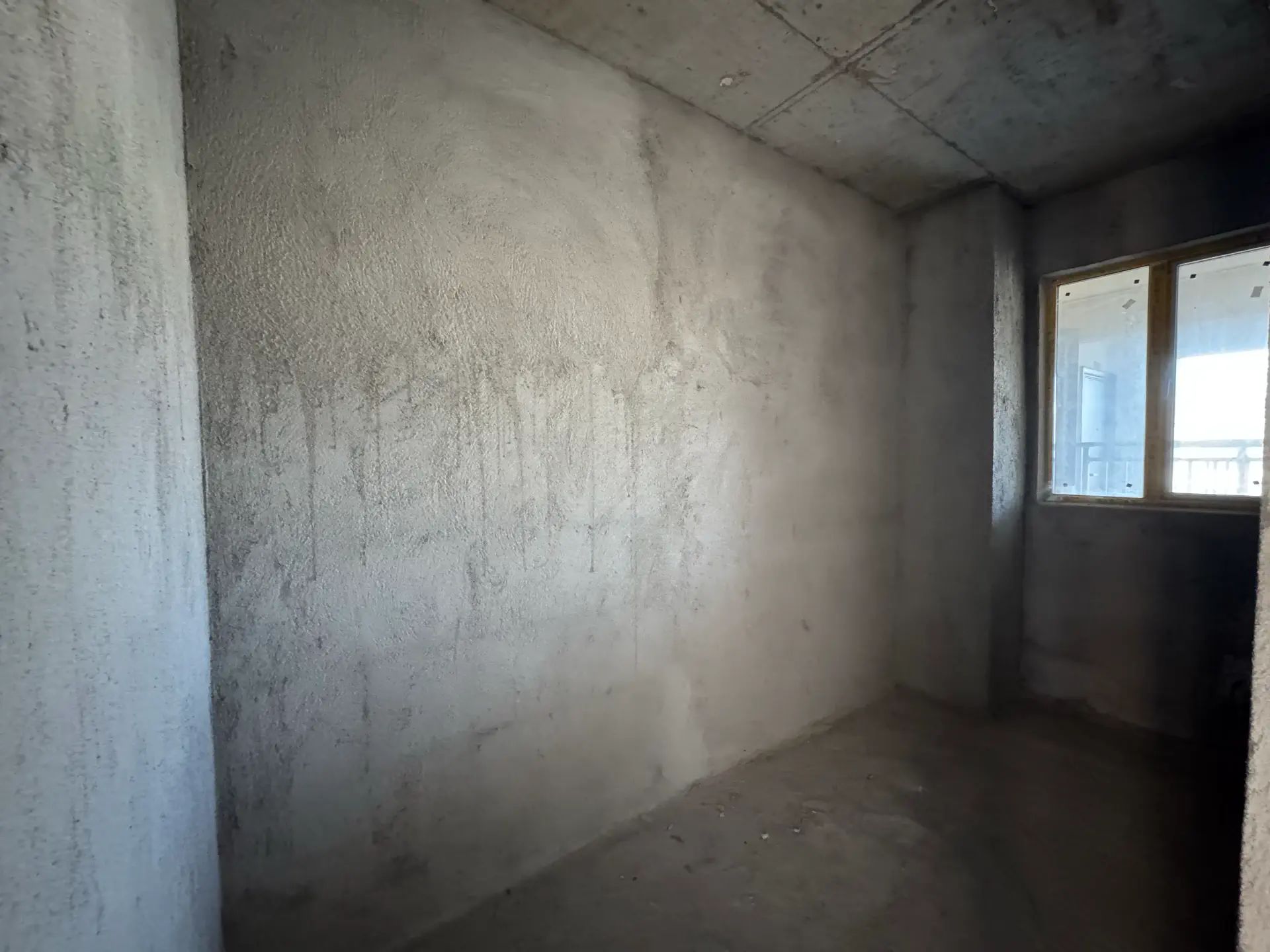 朝阳xiao学对面，朝阳丽景，毛坯小两房，好楼层，双书包房，证满二