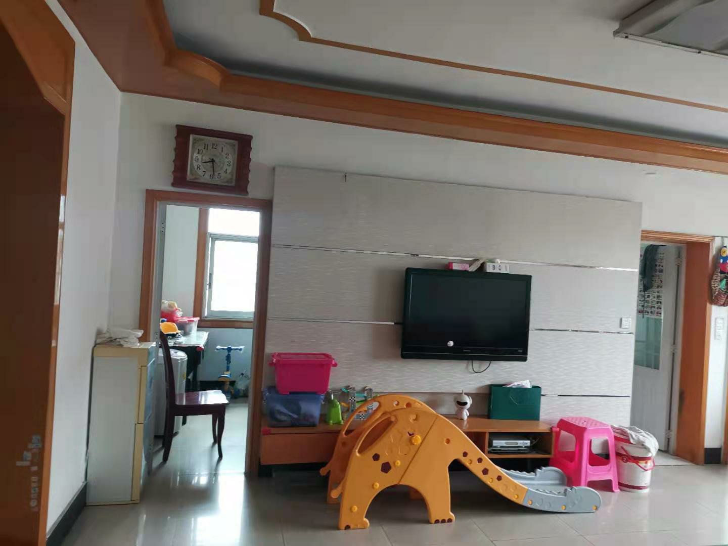何李路昌盛菜市場(chǎng)旁步梯六樓精裝三房生活方便看房提前