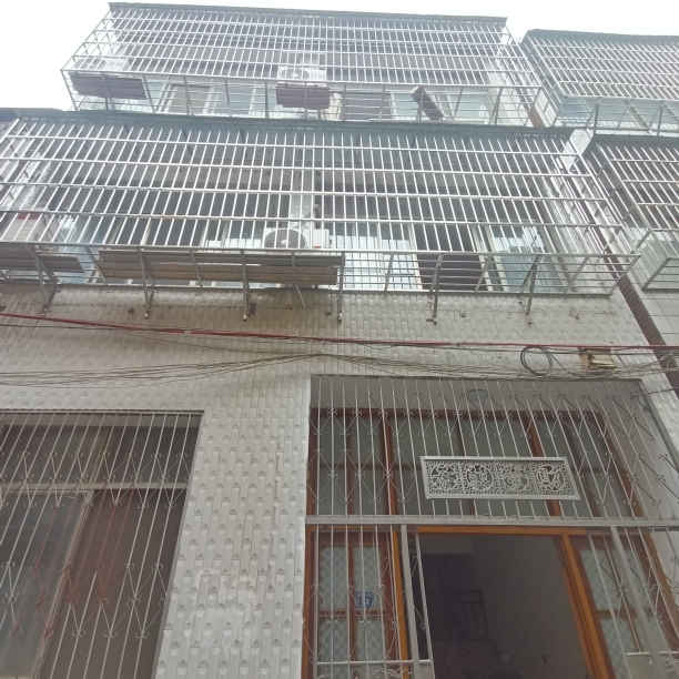 弘文中学旁20米三层私房整体出租