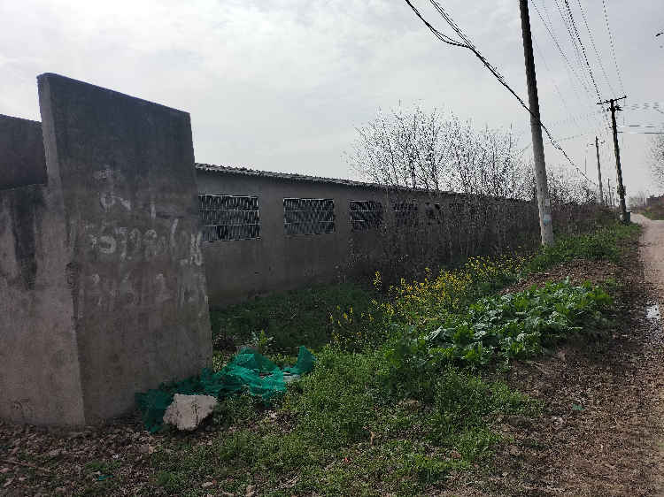 彭场镇七里村占地约十亩，建筑面积约3000平，可做厂房可养殖，有围墙，有意者电询